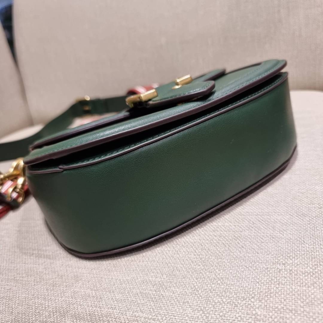 COACH C0749 BEAT SADDLE BAG The best item! ที่สาวๆรอคอย! ฮอตไฟลุก! สีหายาก ละมุนคุณหนู คอลเลคชั่นใหม่ ดีไซน์หรูหรา พิเศษมากๆมาพร้อมสายสะพาย 2 เส้น ใช้คู่กันหรือแยกสะพายก็สวยครบสูตร กระเป๋าสะพายทรง saddle คลาสสิค วัสดุหนัง glove-tanned ทนทาน เปิด-ปิดด้วยกร