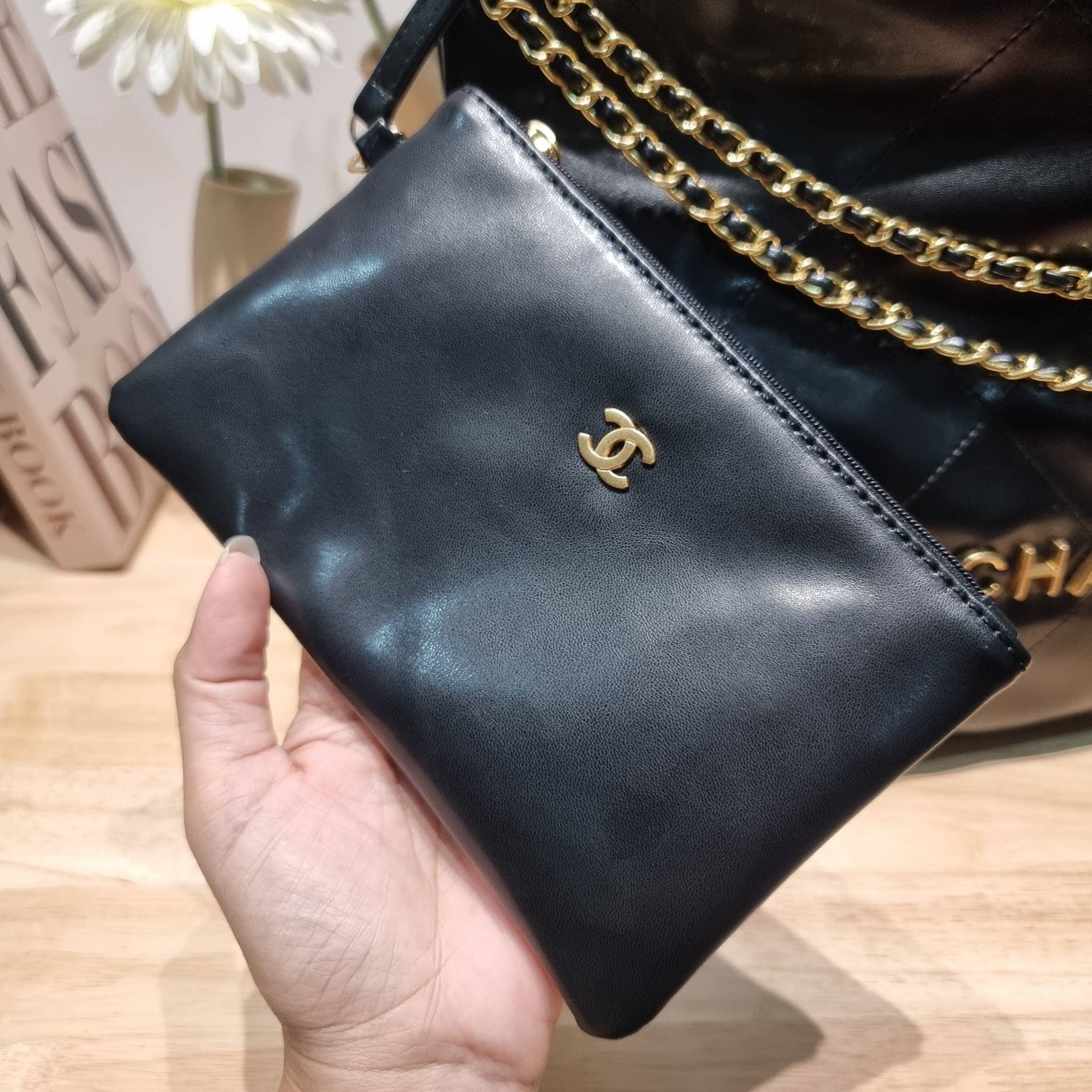 Chanel ss22 Logo CC shopping tote / Chanel 22 handbag มาแรงที่สุดในตอนนี้ก็คือรุ่นนี้เลย ใช้งานง่ายรุ่นนี้สามารถใช้ได้ทั้งผู้หญิงและผู้ชายน้า เกินต้านที่สุดกับไอเท็มนี้ ที่สาวๆหรือใครๆก็ต้องมีแล้ว!! แค่เห็นก็หลงรัก กระเป๋าทรงสวย