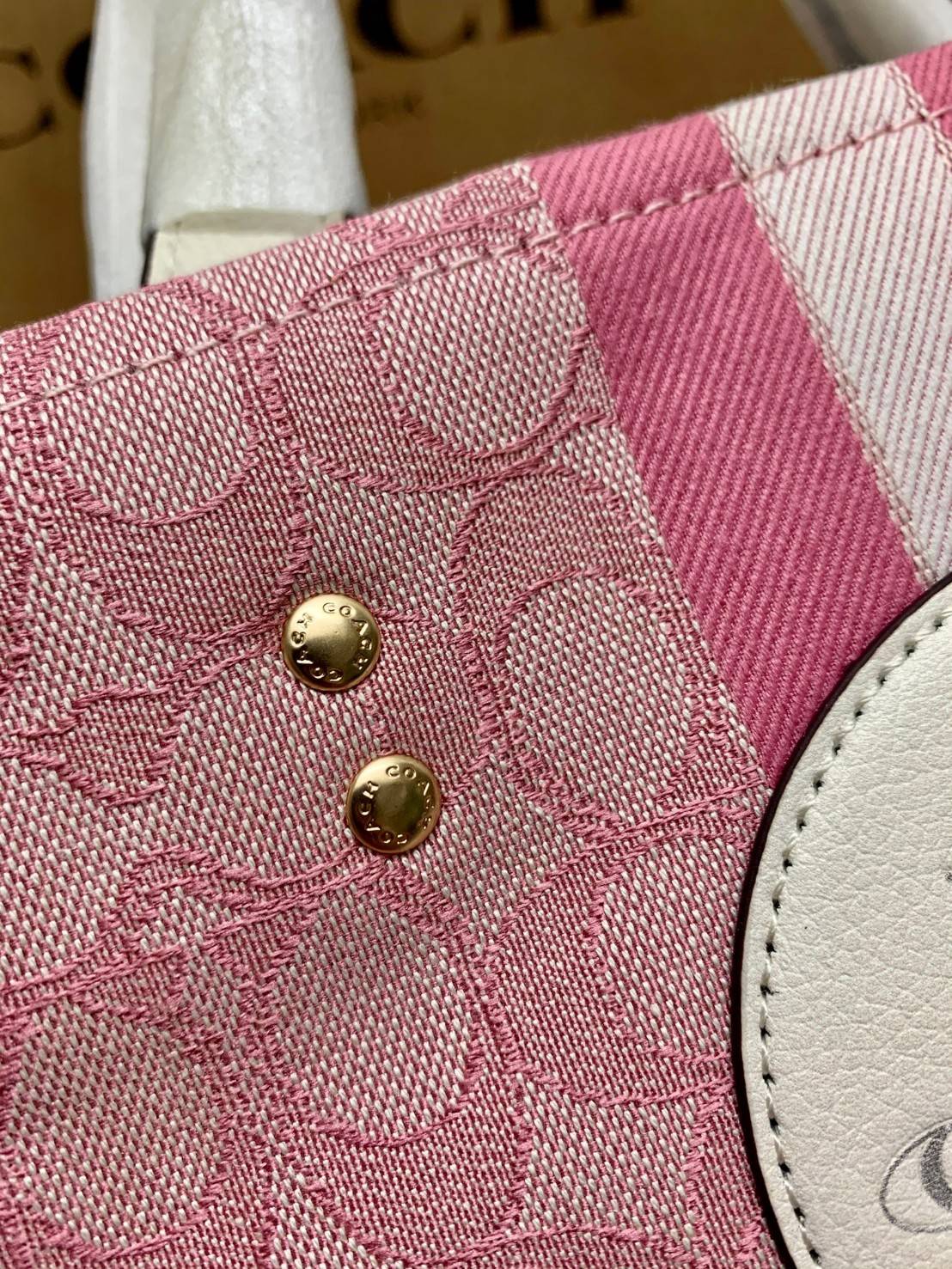 ใหม่ล่าสุด อดใจยังไงไหว💋 COACH Dempsey Field Tote 22 ((C5268//C5115)) พร้อมส่งความสวยที่ไทยค่ะ! กระเป๋าทรง Tote ขนาดพอเหมาะลำตัว พกพาง่ายสะดวกได้กับทุกๆวัน ด้านหน้าปั้มโลโก้แบรนด์ตัวใหญ่สวยค่ะ;เปิดปิดกระเป๋าแบบกระดุมแม่เหล็ก ภายในใส่กระเป๋าเงินใบย