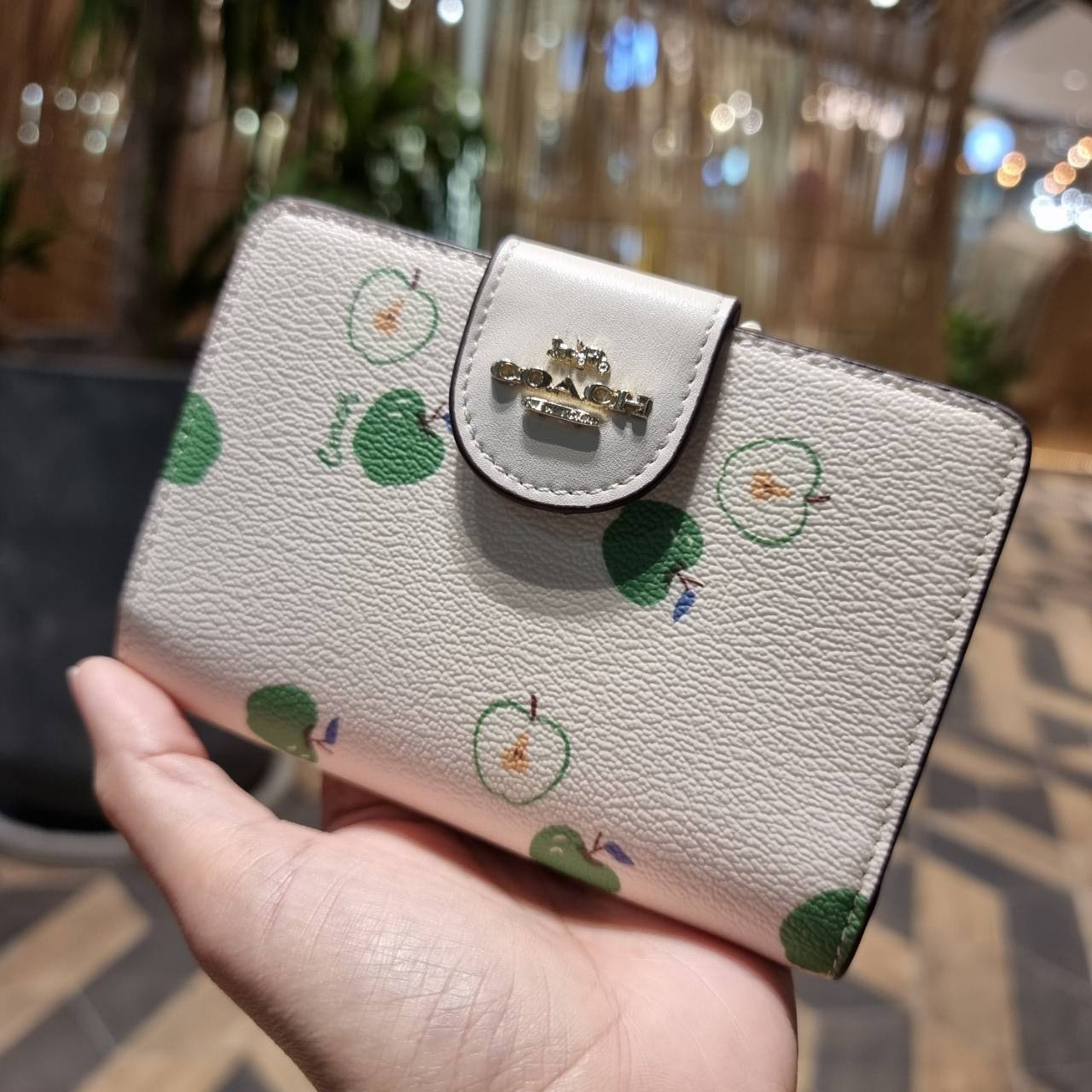 COACH C4117 MEDIUM CORNER ZIP WALLET IN SIGNATURE CANVAS WITH APPLE PRINT ดีไซน์ใหม่ล่าสุด!! คอลเลคชั่นลายพริ้นท์แอปเปิ้ลแดงโดดเด่นบนพื้นลายซิกเนเจอร์ เพิ่มลูกเล่นให้กระเป๋าสตางค์ของคุณ กระเป๋าสตางค์ใบกลาง ขนาดกำลังเหมาะมือ วัสดุหนังแคนวาส ดูแลรักษาง่าย ม
