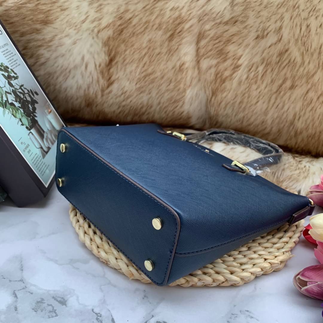 ของแท้ 💯% Kate Spade New York Cross Body Bag กระเป๋าถือหรือสะพาย หนัง Saffiano ภายในมีช่องซิปและช่องเล็ก มีหมุดรองฐานกันรอย 4 มุม อะไหล่ทองทั้งใบ ขนาดกำลังดี ใส่กระเป๋าสตางค์ยาวได้ค่ะ