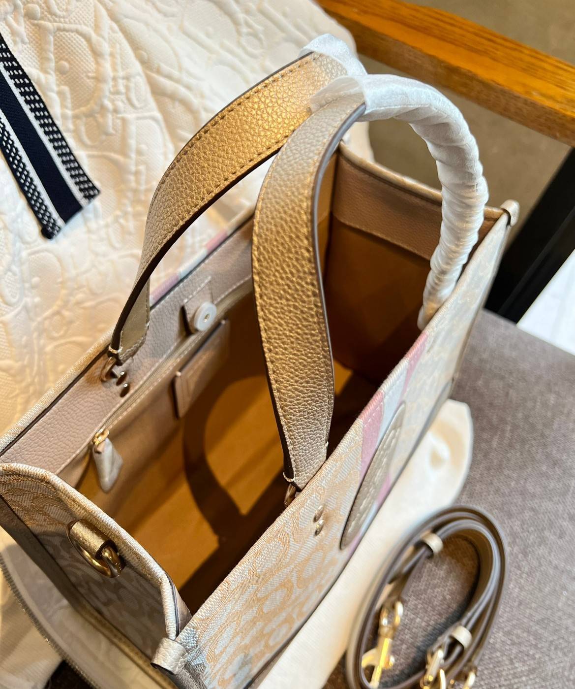 COACH DEMPSEY CARRYALL IN SIGNATURE JACQUARD WITH STRIP AND COACH PATCH((CE984)) ใบใหญ่ สีผู้ดีขับผิวมากๆเลยค่า😘 พร้อมส่งที่ไทย สีใหม่ล่าสุด2023! กับกระเป๋าทรงtote