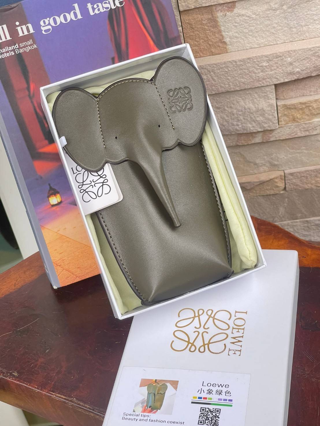Loewe Leather Elephant Phone Holder แบรนด์หรูจากประเทศสเปนอย่าง โลเอเว่ (LOEWE) หลายๆคนคงนึกถึงกระเป๋ารูปทรงช้างขนาดเล็ก ที่เป็นเหมือนหนึ่งในซิกเนเจอร์ของแบรนด์ มีทั้งแบบสะพายข้าง แบบถือ รวมไปถึงในแบบเครื่องหนังชิ้นเล็กอย่างกระเป๋าใส่มือถือรุ่นนี้ ผลิตจาก