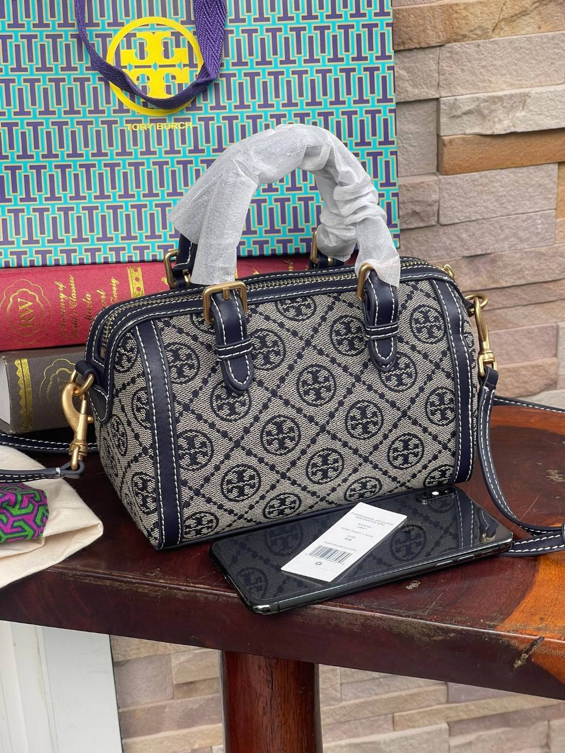 small: Tory burch T Monograme Jacquaed Mini Duffle Bag เป็นทรงกระเป๋าที่มีความฮอตฮิตตลอดกาล ด้วยรูปทรงคลาสสิคและเหมาะใช้งานเข้ากับทุกสถานการณ์ ไม่ว่าจะเป็นกระเป๋าสะพายไหล่ เพิ่มความคล่องตัวและเข้าได้กับทุกลุค ไม่ว่าจะเป็นวันสบายๆ หรือวันที่ต้องออกไปทำกิจก