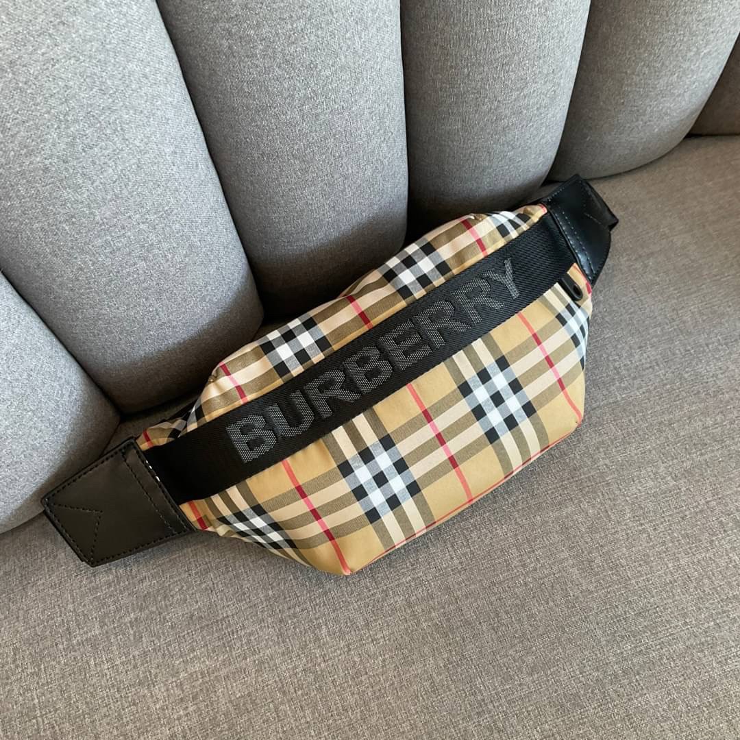 Burberry Vintage Check Sonny Belt Bag รุ่นใหม่ล่าสุด! BURBERRY FRAGRANCES BELT BAG วัสดุ100%POLYAMIDE (Nylon & Canvas)ทกระเป๋าคาดเอว คาดอกแบบ UNISEX ใช้ได้ทุกเพศ ลายวินเทจ