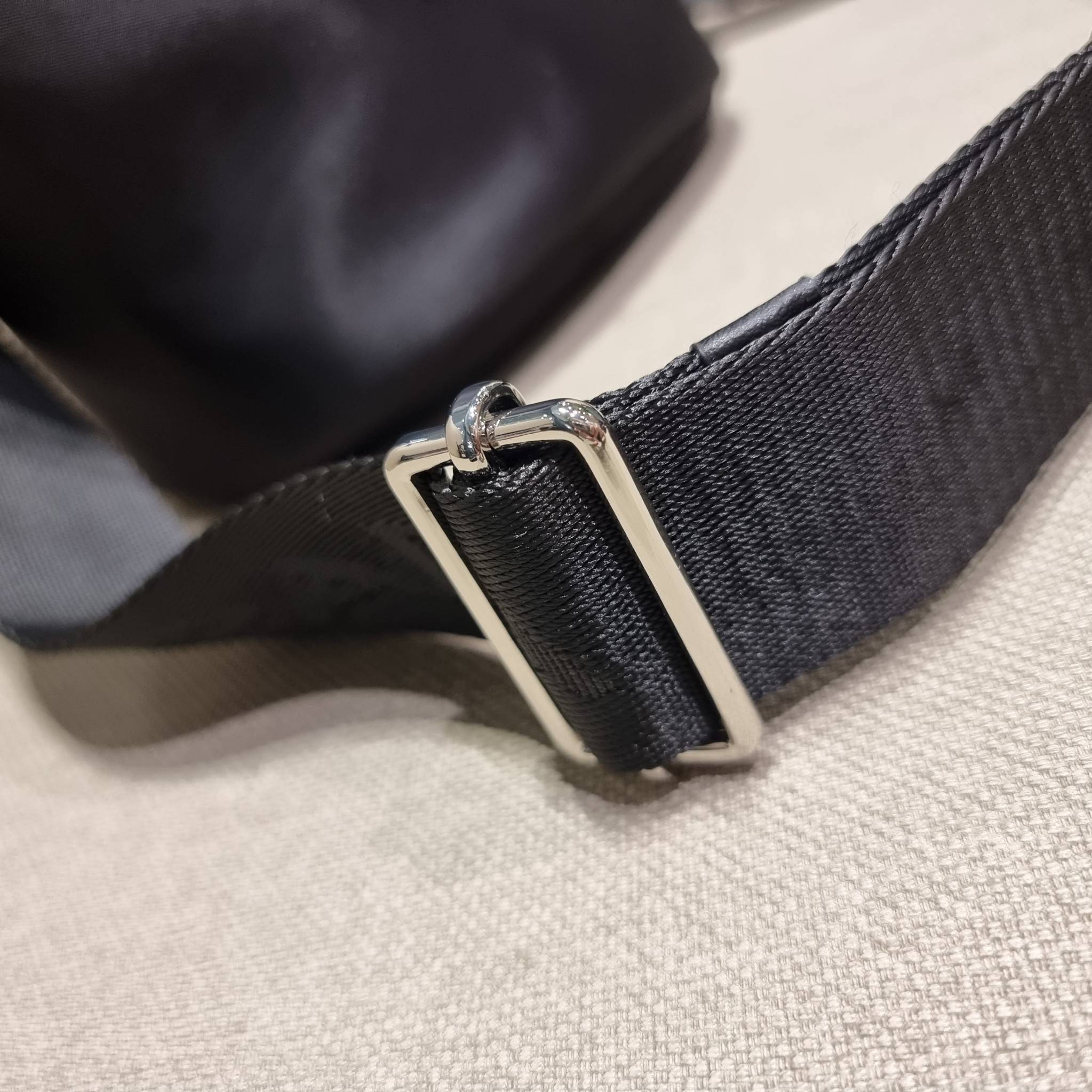 PRADA RE-NYLON AND LEATHER SHOULDER BAG ถึงเวลาของหนุ่มกันแล้ว!! ไอเท็ม best seller ที่เตรียมขึ้นแท่นรุ่นหายาก เท่ คูล ดูดี ไม่เกร่อ กระเป๋าสะพายข้าง รูปทรงเรขาคณิต ดีไซน์เรียบง่าย แต่มีความหรูในตัว วัสดุผ้าไนล่อนคุณภาพ พร้อมใบลูก ไว้ใส่เหรียญ ใส่กุญแจได้