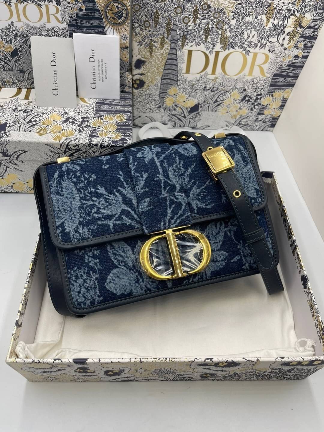 หนังแท้ DIOR Montaigne Denim Bag Blue Dior Jacquard กระเป๋าสะพายทรงกล่องเปิดหน้า งานหนังแท้และเดนิมแจ็กการ์ดอย่างดี แต่งอะไหล่CD ด้านหน้า มาพร้อมสายสะพายสามารถปรับระดับได้ ทรงสี่เหลี่ยมหนังเรียบสวยหรูอยู่ทรง ภายในโล่งมีโลโก้สามารถใส่มือถือของใช้จุกจิกได้ 