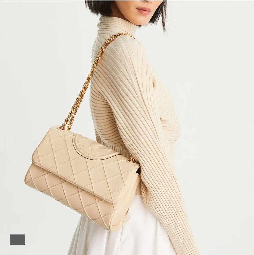 TORY BURCH FLEMING SOFT CONVERTIBLE SHOULDER BAG รุ่นหายาก กับดีไซน์ใหม่ล่าสุด มาพร้อมเสิร์ฟความสวยถึงบ้านไปเลย กับกระเป๋าสะพายไหล่ขนาดกำลังสวย หนังแท้นิ่มเต็มใบ สัมผัสสบายมือ