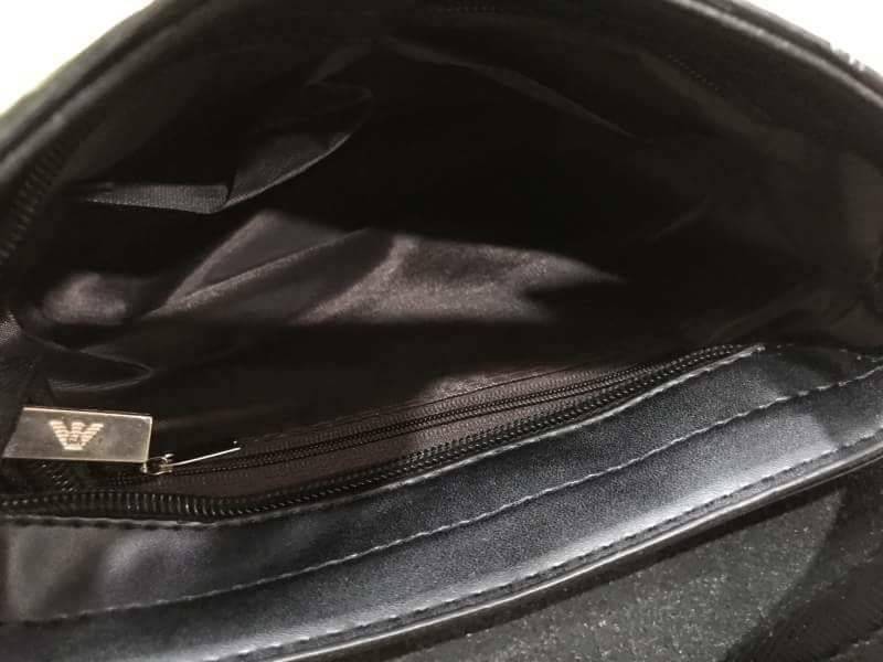 GIORGIO ARMANI CROSSBODY BAG Limited Edition จาก GIORGIO ARMANI JEANS เปิดปิดด้วยฝาปิดแม่เหล็กพร้อมซิปสะดวกใช้ ด้านหน้า ปั๊มโลโก้ และมีช่องใส่ของ ด้านหลังมีช่องซิป ขนาด กำลังดี น้ำหนักเบา กันน้ำ ใส่ ipad, กระเป๋าสตางค์ใบยาว, กล้อง, มือถือ และของใช้ได้เยอะ