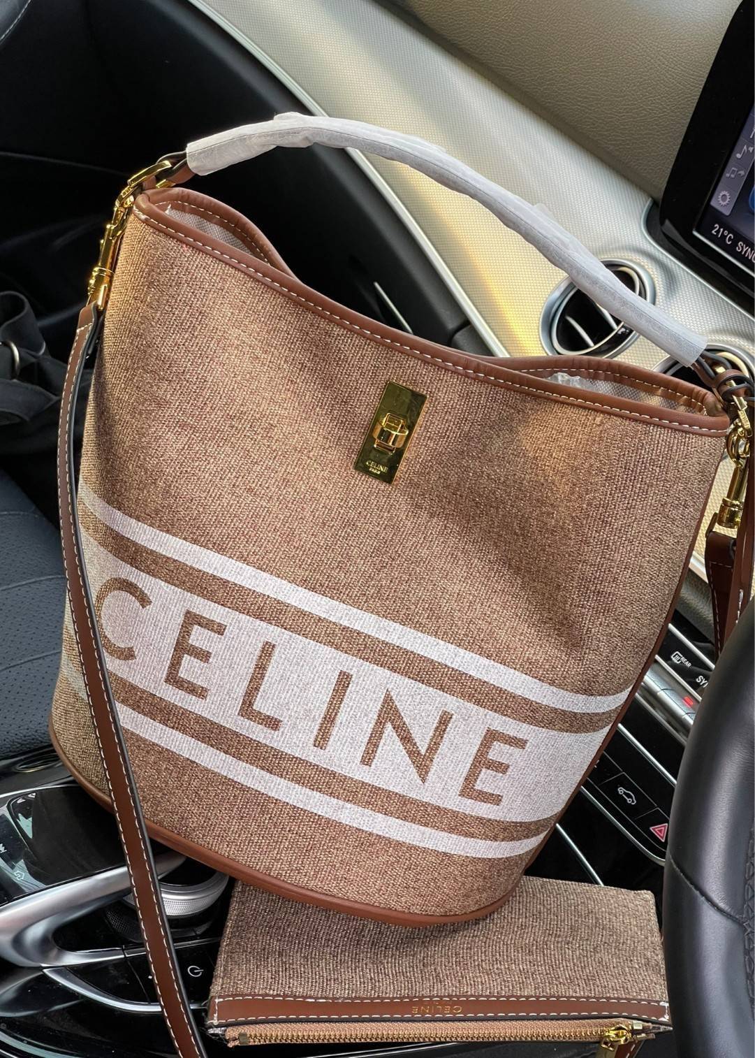 Celine Bucket Bag In Textile with Celine Logo สาว ๆ คนไหนกำลังมองหากระเป๋าสะพายที่สามารถจุของได้แบบกำลังพอดี เราขอแนะนำเป็นใบนี้เลยค่ะ เพราะมีขนาดที่ไม่เล็กและไม่ใหญ่จนเกินไป ให้ความคล่องตัวสูง มีฐานกว้างสามารถใช้สะพายไหล่เมื่อต้องการออกงานทางการหรือจะสะพ