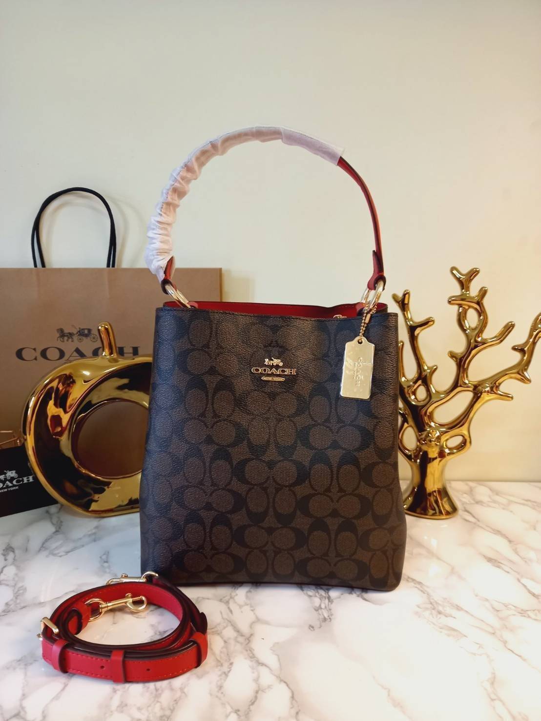 ใบใหญ่ 10" COACH TOWN BUCKET BAG IN SIGNATURE CANVAS (COACH 91512) 🌺 เป็นสีที่ขายดีมากๆ และหายากมากๆด้วย!! //ขนาด 10 นิ้ว ใส่ของได้จุใจ!! //กระเป๋าสะพายข้าง //วัสดุหนังแคนวาสอย่างดี หนังสวย อยู่ทรง มีสายสะพายยาว ใช้สะพายเป็นคลอสบอดี้ได้ สายยา