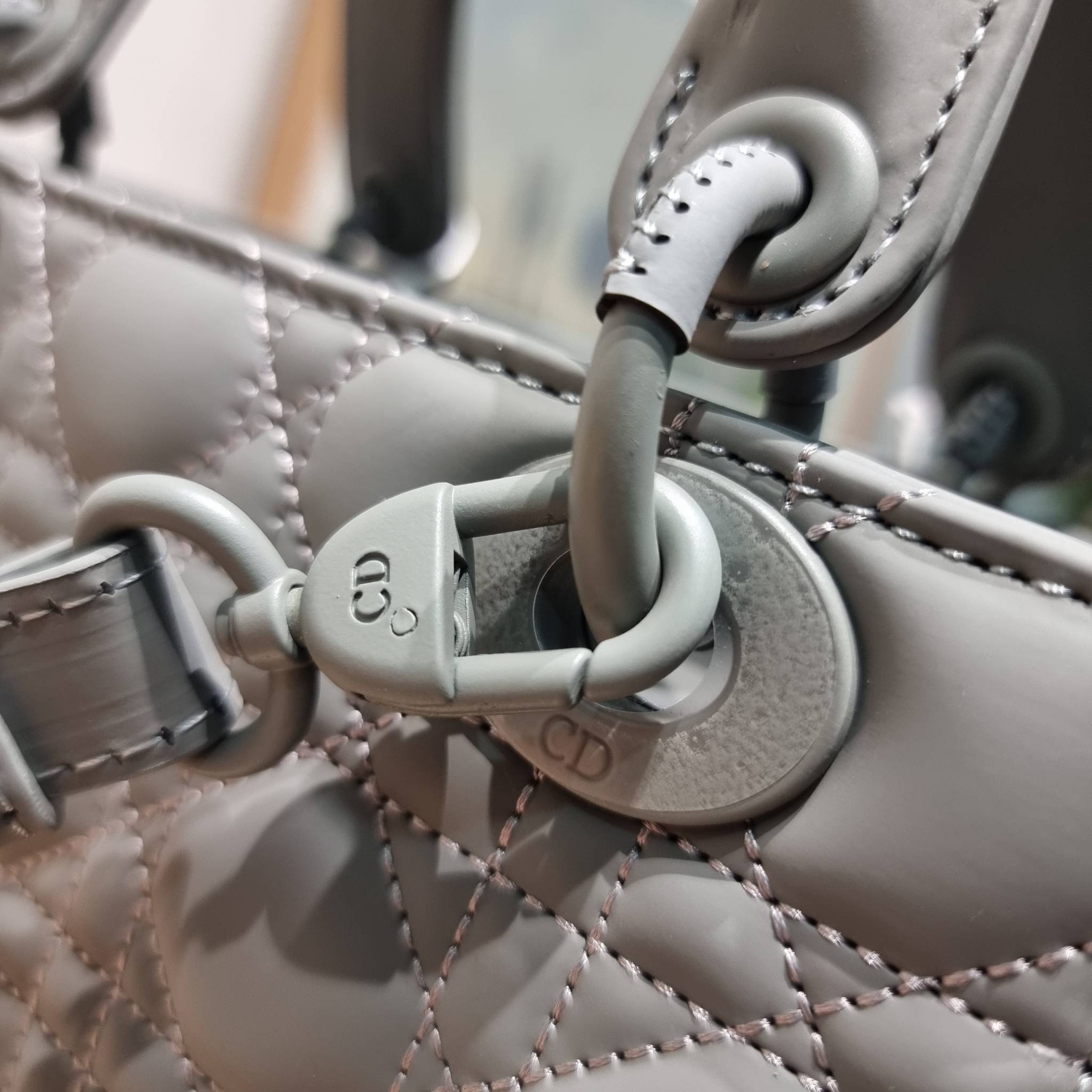 SMALL LADY DIOR MY ABCDIOR BAG Ultramatte Cannage Calfskin / CD LADY ULTRAMATTE BAG พร้อมส่ง กระเป๋าสะพายข้าง ดีไซน์เรียบง่าย แต่แฝงไปด้วยความหรูหรา ทรงกล่องคลาสสิค โดดเด่นด้วยพวงกุญแจอะไหล่สีเดียวกับตัวกระเป๋า ผิวแมทท์ ลายเส้นซ้อนทับสวยงาม
