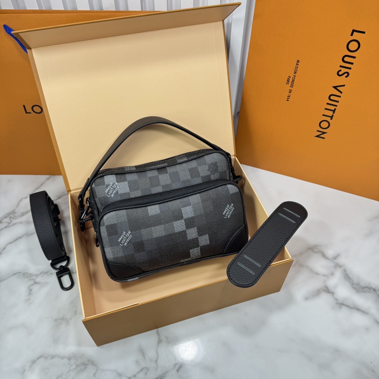 ORI หนังแท้ | LV Nil Messenger Bag / Nil D16 / Nil G71 กระเป๋าสะพายทรงแมสเซ็นเจอร์ พร้อมพอคเก็ตซิปหน้า และหูจับถอดได้ ถือเป็นคลัทเท่ๆ ได้เลย มาพร้อมรองบ่า/สายสะพายถอดได้ สะดวกใช้งาน