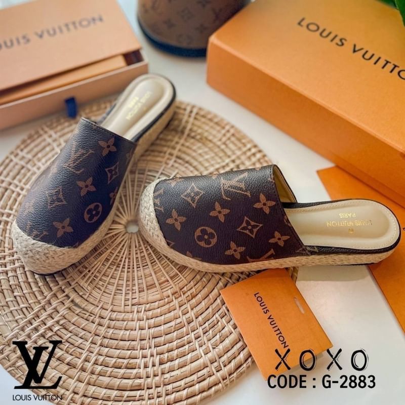 Louis Vuitton รองเท้างานสวม ส้นเสมอ มีส้นเล็กน้อย กำลังใส่สบาย ด้านหน้ากว้าง วัสดุหนังลายแบรนด์ แต่งปอหวายรอบส้น สวย เก๋ งานเรียบร้อย น้ำหนักเบา