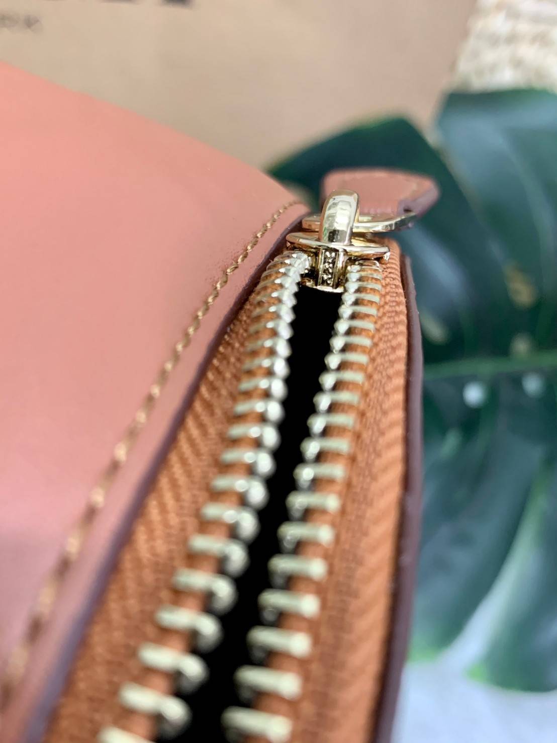 OUTLET 】COACH MEDIUM CHARLIE BACKPACK IN SIGNATURE ((32200)) พร้อมส่งที่ไทยอีกครั้งค่ะ! กระเป๋าสะพายหลังขนาดกลาง หนังแท้+ไนล่อน ด้านหน้ามีช่องซิปให้หนึ่งช่อง;เปิดปิดช่องหลักแบบซิปคู่ ภายในกว้างใส่สัมภาระได้จุนะคะ พร้อมช่องซิปให้อีกช่องค่ะ;สายสะพายสามารถเล