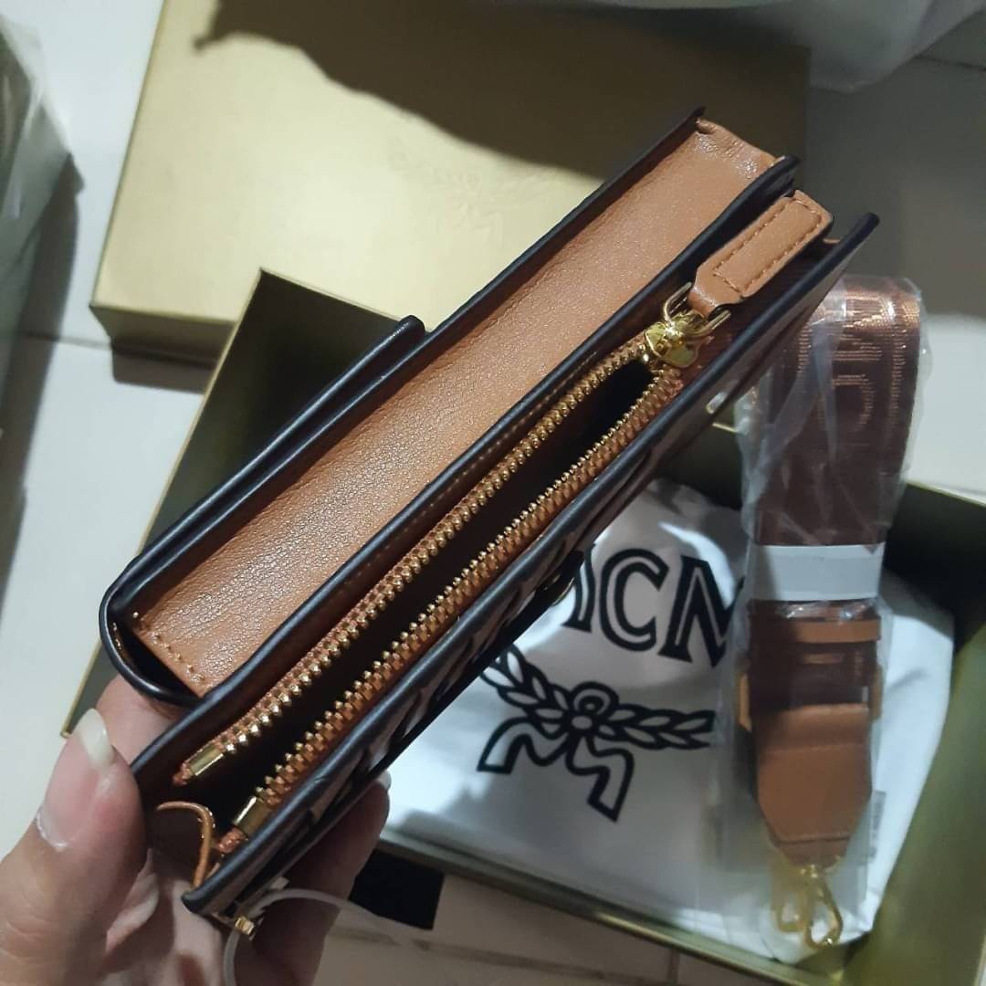 M.C.M CROSSBODY PHONE CASE กระเป๋าอะไรเอ่ยฮิตกันทั่วบ้านทั่วเมือง!!?? กระเป๋าใส่โทรศัพท์ไงจ้ะ!! เดินไปไหนใครก็ใช้ เพราะทุกคนต้องการความสะดวก ใบนี้ตอบโจทย์ไปเล้ย!!