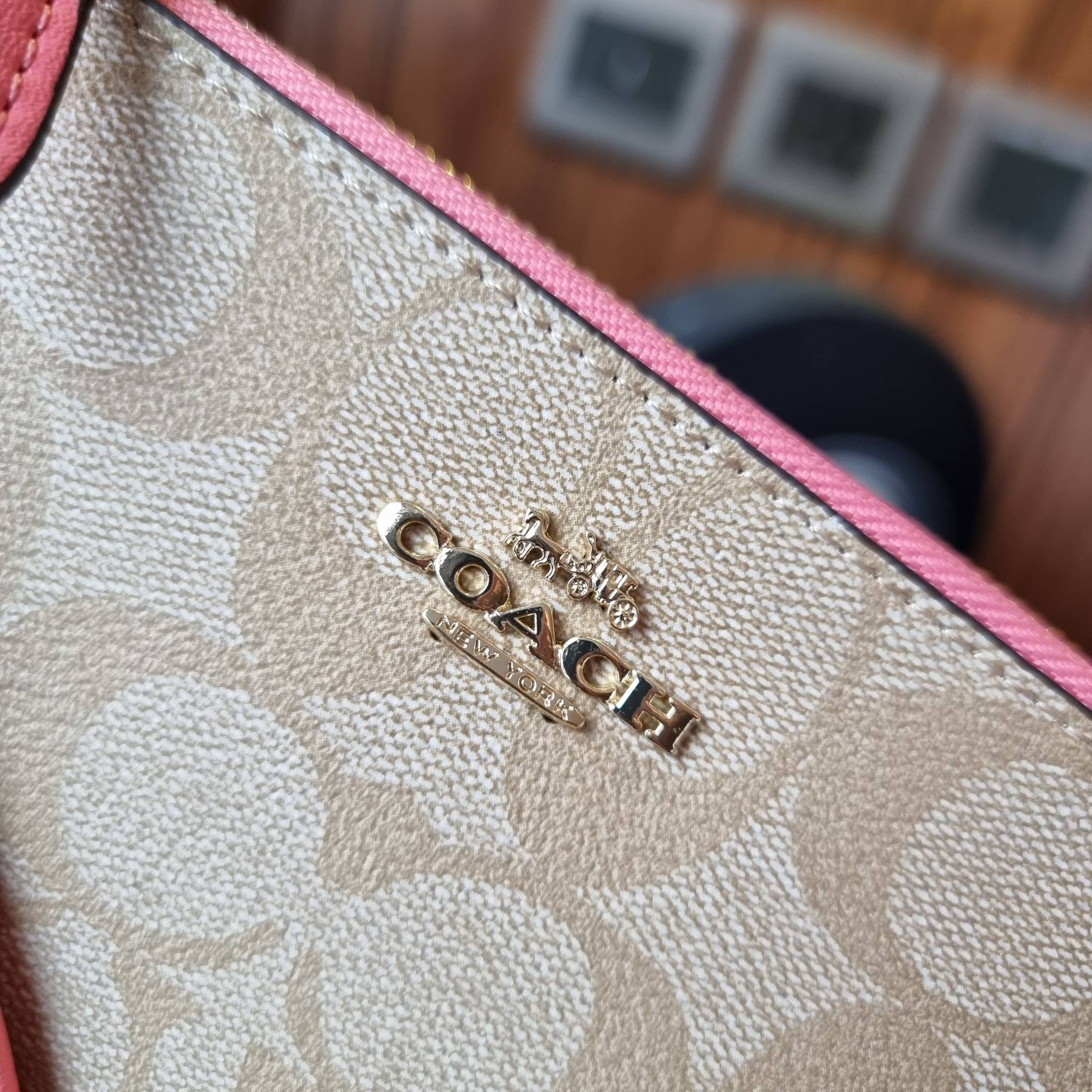 COACH F87591 DOUBLE CORNER ZIP WALLET IN SIGNATURE COATED CANVAS คล้องมือรุ่น 2 ซิป!! มาแล้วจ้า 🌟🤗 ไซส์นี้คือเหมาะมือจริงๆ พกง่ายเช่นเคย ไม่ต้องกังวลว่าจะเกะกะหรือกินพื้นที่กระเป๋าหลัก วัสดุหนังแคนวาสเคลือบลาย มีช่องหลักแยก 2 ช่อง ภายในบุผ