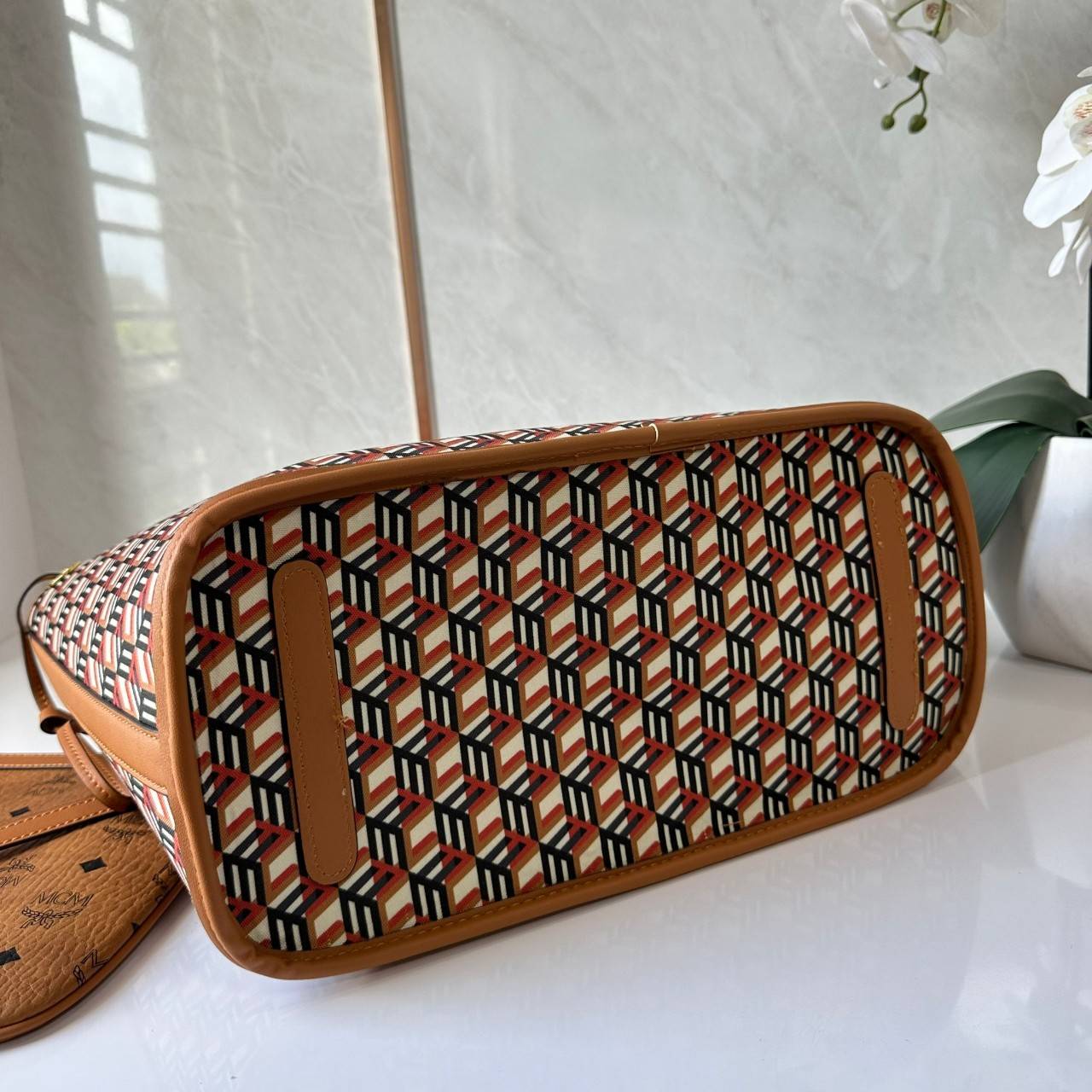 M.C.M MEDIUM REVERSIBLE LIZ SHOPPER IN VISETOS / M.C.M Tote Bag กระเป๋าทรงโท้ทใบใหญ่ เกรดท็อปออริ สลับแท้ 1:1 เกรดดีสุด ใช้ต่างประเทศได้