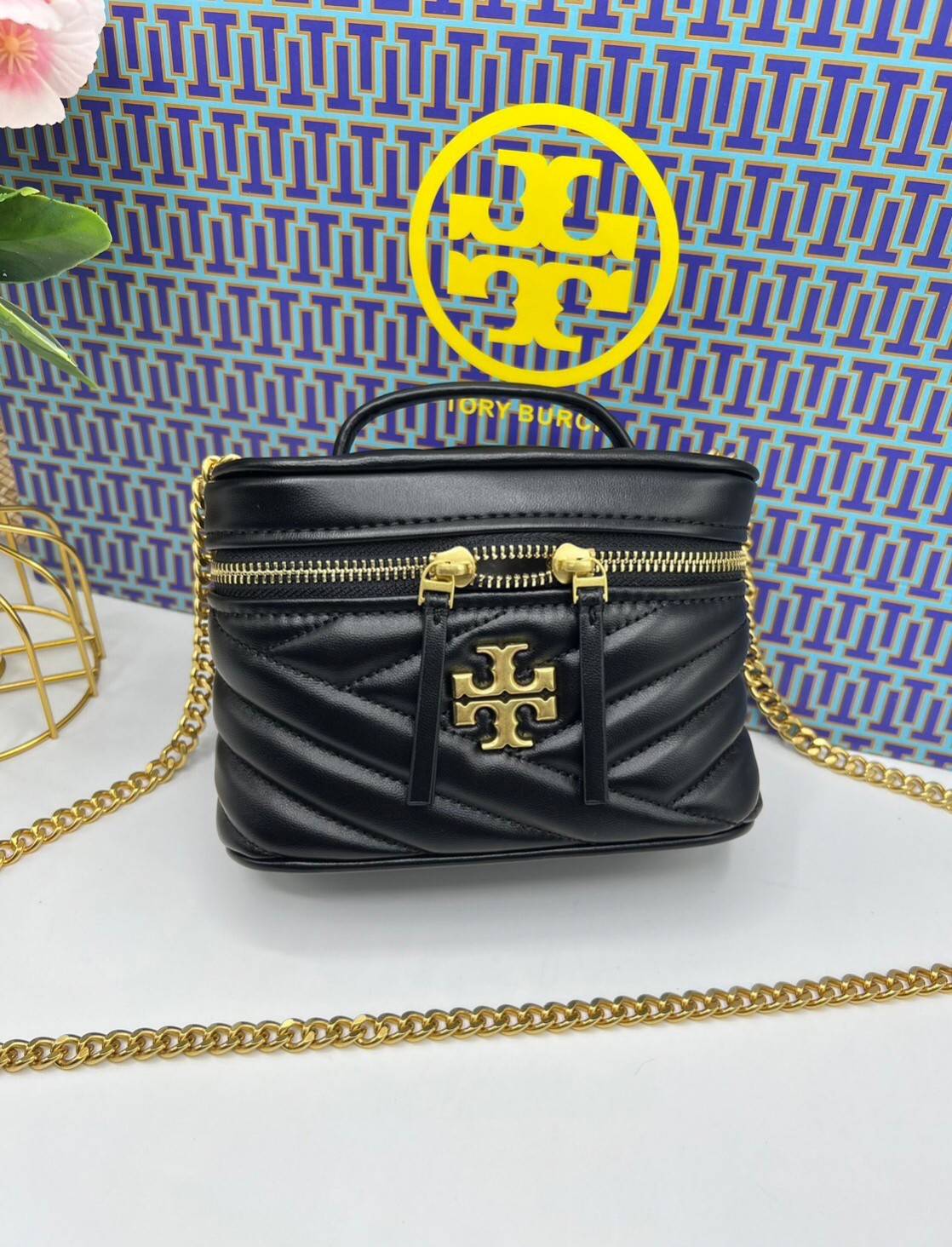 TORY BURCH Kira Chevron Mini Vanity Case Bag กระเป๋าถือ/สะพาย ใส่เครื่องสำอางค์ ใส่ของใช้จำเป็นได้ ทรงกล่องสวย ที่สามารถใช้เป็น everyday bag สะพายได้ทุกวัน