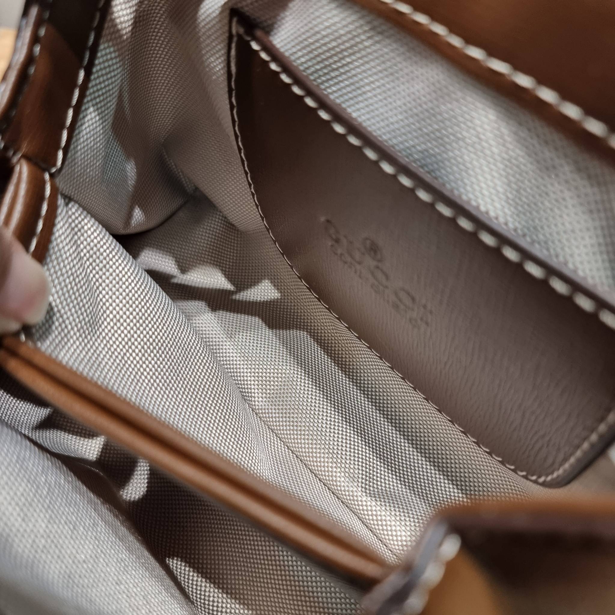 Gucci Horsebit 1955 mini bag / GG VINTAGE CROSSBODY BAG ใหม่จากพรีเมี่ยมกิ๊ฟสุดคุ้ม กระเป๋าสะพายข้าง สวยย้อนยุค ดีไซน์วินเทจแฝงความหรู วัสดุหนังแคนวาส เปิด-ปิดด้วยกระดุมแม่เหล็ก ภายในโล่งกว้าง แบ่งสัดส่วนไว้อย่างดี สายสะพายมีให้ 2 ถึงแบบ สลับใช้ได้ไม่มีเบ