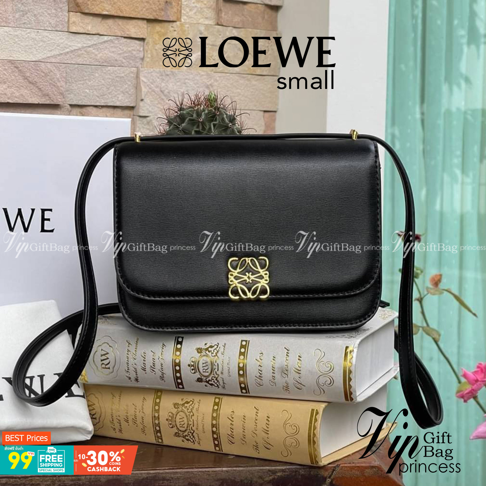 small : LOEWE Goya anagram small leather shoulder bag มาทำความรู้จักทุกดีเทลของ กระเป๋า GOYA ไอเท็มใบใหม่ล่าสุดจาก Loewe ด้วยรูปทรงกล่องอันคลาสสิกที่มาพร้อมรายละเอียดอันน่าค้นหา ด้วยรูปทรงบ็อกสุดคลาสสิก พร้อมโครงสร้างที่กะทัดรัดเปี่ยมไปด้วยสเน่ห์น่าค้นหา 