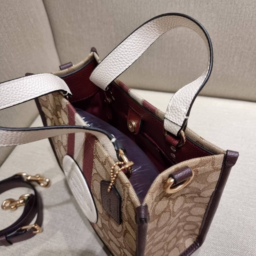 COACH C8406 DEMPSEY TOTE 22 IN SIGNATURE JACQUARD WITH STRIPE AND COACH PATCH คอลเลคชั่นใหม่ พร้อมส่งสีใหม่สุดปัง สวยคม ละมุนและมีความหรูในตัว กับกระเป๋าทรงโท้ท ไซส์กำลังสวย น่ารักน่าใช้ ฟังก์ชั่นการใช้งานสะดวกที่สุด มีทั้งสายคล้องในตัว และสายครอสบอดี้ วั