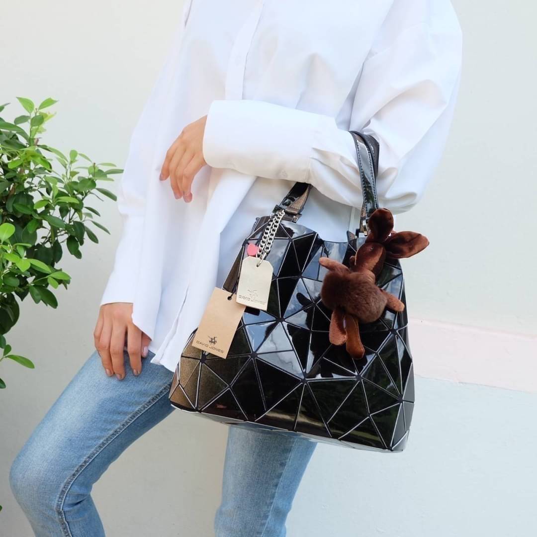 David Jones กระเป๋าสะพายข้างดีไซน์เกร๋มาก สีสวยหรูมาก ขนาดกะลังดีเลย น้ำหนังเบามากคะ ภายในมีช่องเก็บของจุกจิกได้ ฟรีตุ๊กตากระต่ายDV