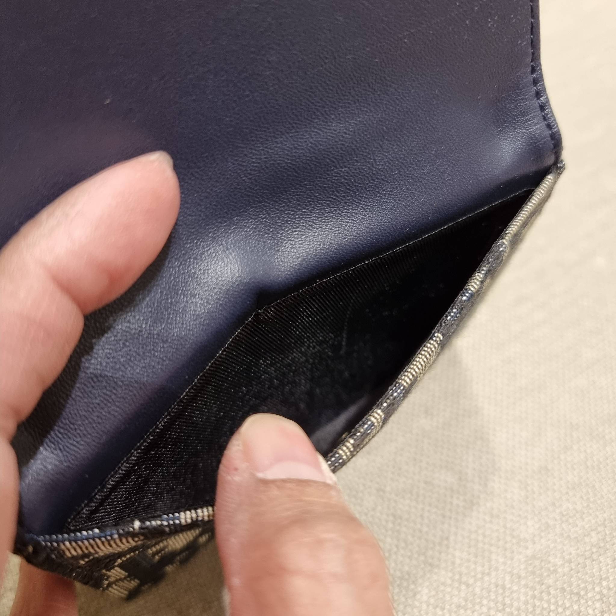 VIP 】CD MULTI WALLET WITH GWP กระเป๋าสตางค์ขนาดเหมาะมือ กำลังสวย พรีเมี่ยมกิ๊ฟจากเคาน์เตอร์ ดีไซน์แบบพับ ใช้งานง่าย พร้อมช่องซิปในตัว วัสดุผ้าแคนวาสปักลาย สลับหนังแท้ภายใน ภายในมีช่องใส่บัตร ใส่ธนบัตรได้ สะดวกใช้มากๆ มาพร้อม box set ในราคาที่ถูก พร้อมส่งต