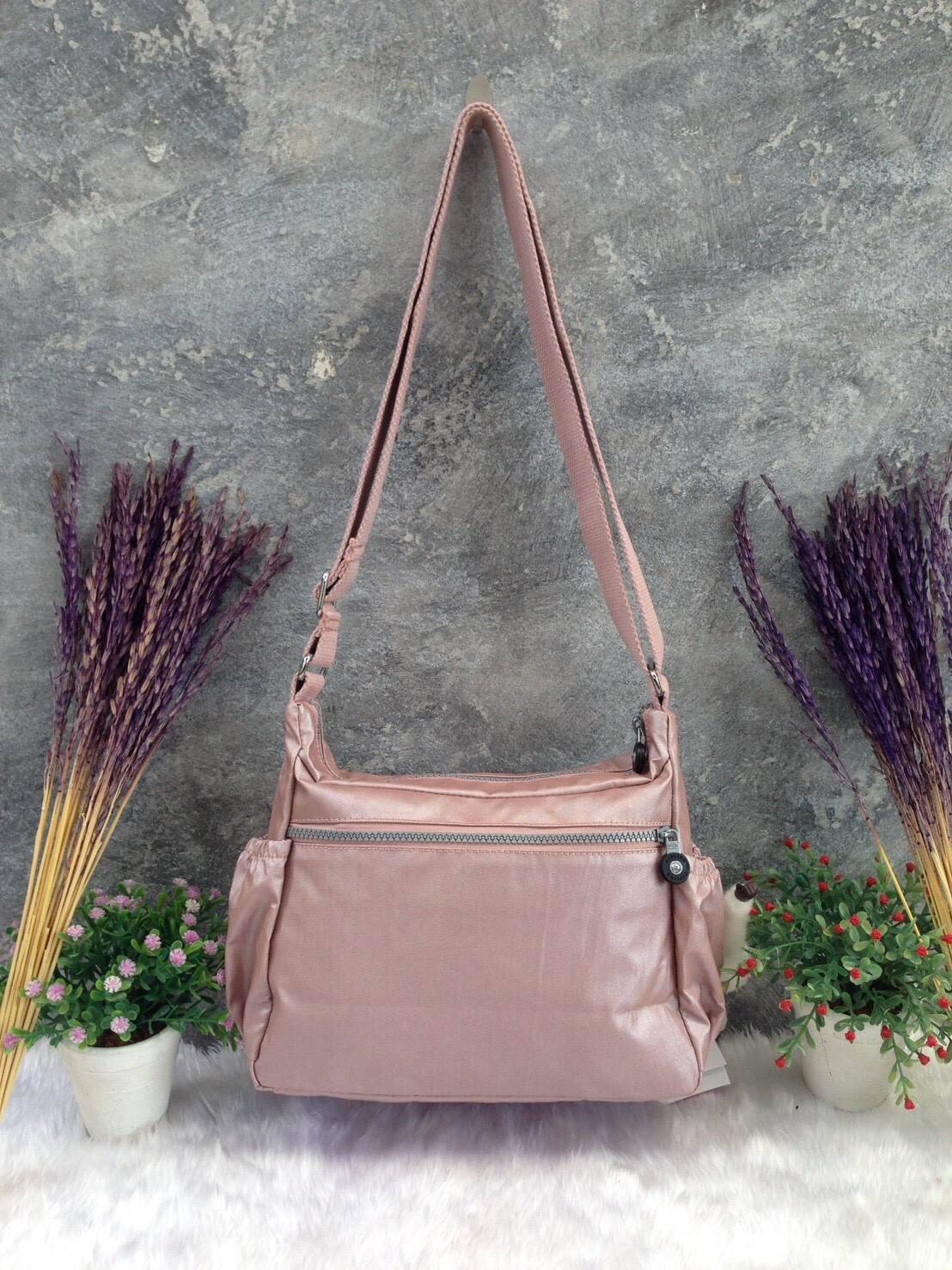 KIPLING Shoulder Bag (K25511) Outlet Hongkong กระเป๋าสะพาย วัสดุ nylon คุณภาพดี กันน้ำ ตามแบบฉบับแบรนด์ แบ่งเป็นช่องซิป 5 ช่อง สามารถใส่ไอแพด กระเป๋าสตางค์ใบยาว และมือถือได้ทุกรุ่นค่ะ จุคุ้มมากๆ น้ำหนักเบา สายสะพายปรับได้ จะสะพายไหล่ หรือ crossbody ได้สบา