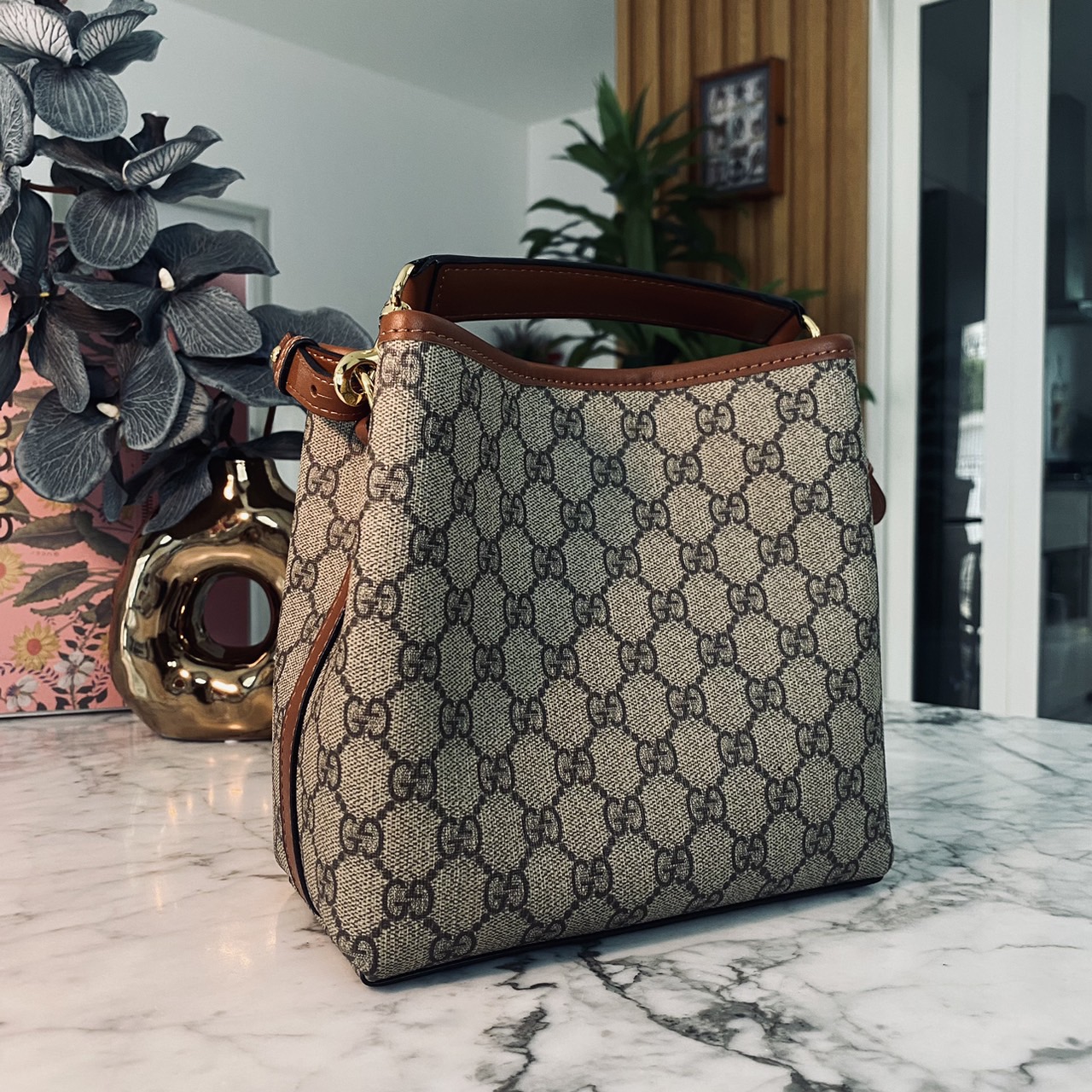 GUCCI GG Emblem mini bucket bag กระเป๋าทรงบัคเก็ตวินเทจรูปทรงใหม่ งานแบรนด์หรู รุ่นนี้ทำออกมาตอบโจทย์ความฮิตมีห่วงอยู่ด้านหน้า สำหรับห้อยตุ๊กตา พวงกุญแจ หรือจะผูกโบว์สวยๆก็เลิศ ดีไซส์สวยใช้งานง่าย ภายในโล่งกว้าง จุของได้เยอะ ถือหรือสะพายก็สวย Must Have!! 