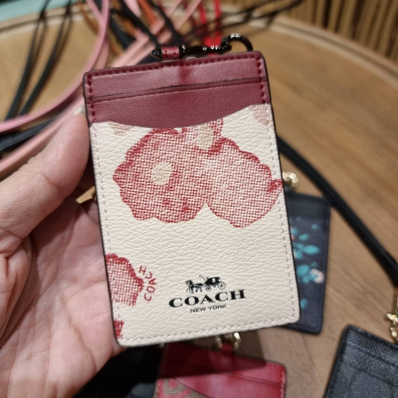 COACH C3305 ID LANYARD IN COLORBLOCK SIGNATURE CANVAS ง่ายๆแบบไม่ธรรมดา!! คลาสสิคแต่มีดีเทลโดดเด่น!! กระเป๋าถนอมบัตร พร้อมสายคล้องคอ ดีไซน์ลวดลายสวย ดูดีทุกแบบ ใช้งานง่าย พกพาสะดวก จะใส่บัตรพนักงาน บัตรเครดิต บัตรปชช. ใบขับขี่ และบัตรอื่นๆที่อยากจะใส่!! ต