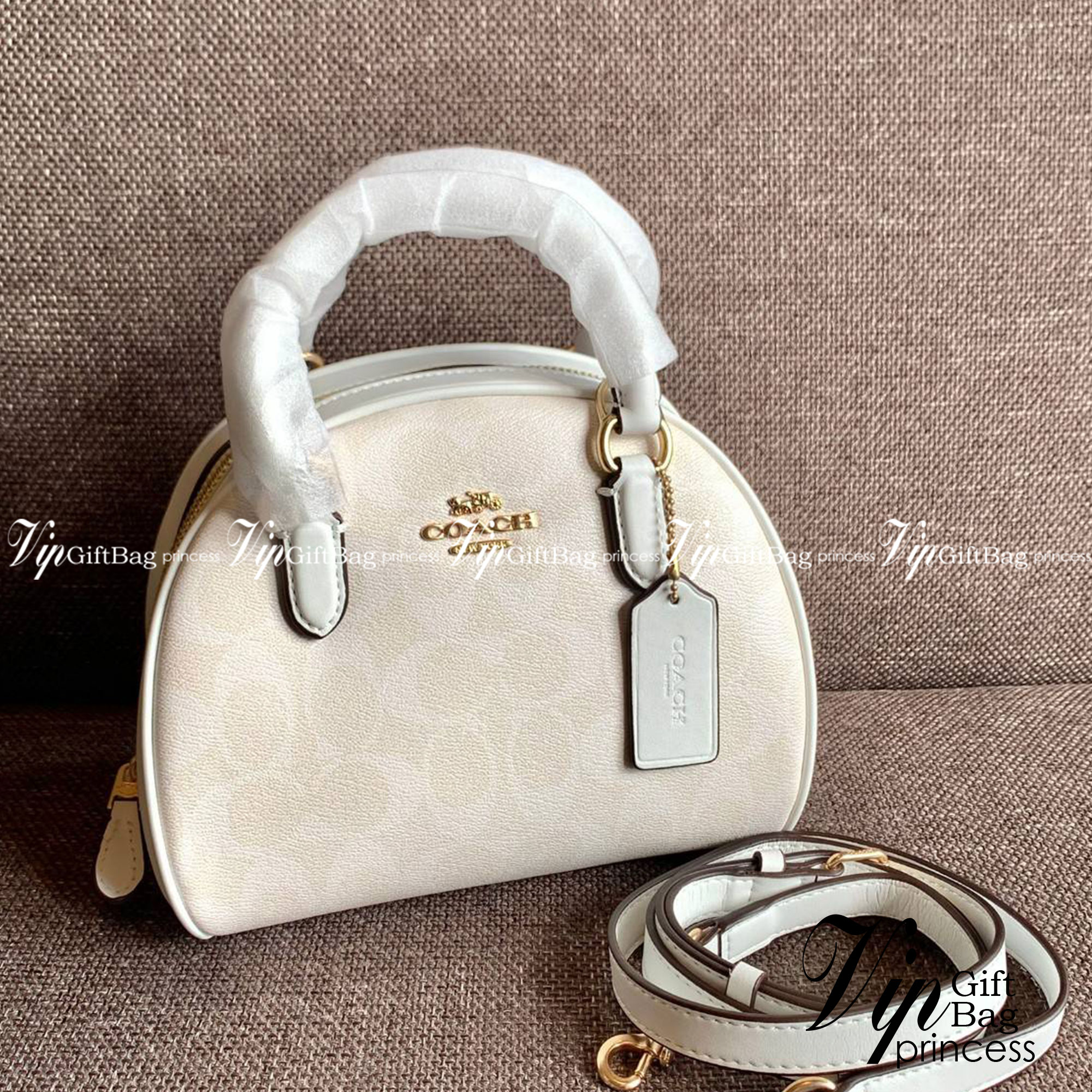 COACH SYDNEY SATCHEL BAG CA202 CA591 CB596 ใหม่ล่าสุด กับคอลที่สาวๆต้องหลงรัก กระเป๋าสะพายทรง satchel ที่มีรูปทรงดึงดูดสายตา สวยแรกเห็น วัสดุหนัง crossgrain พร้อมหูจับในตัว เปิด-ปิดด้วยซิป ภายในโล่งกว้าง ขนาดกำลังดี มีสายครอสให้ ปรับได้ตามชอบ ใบจริงลูกคุณ