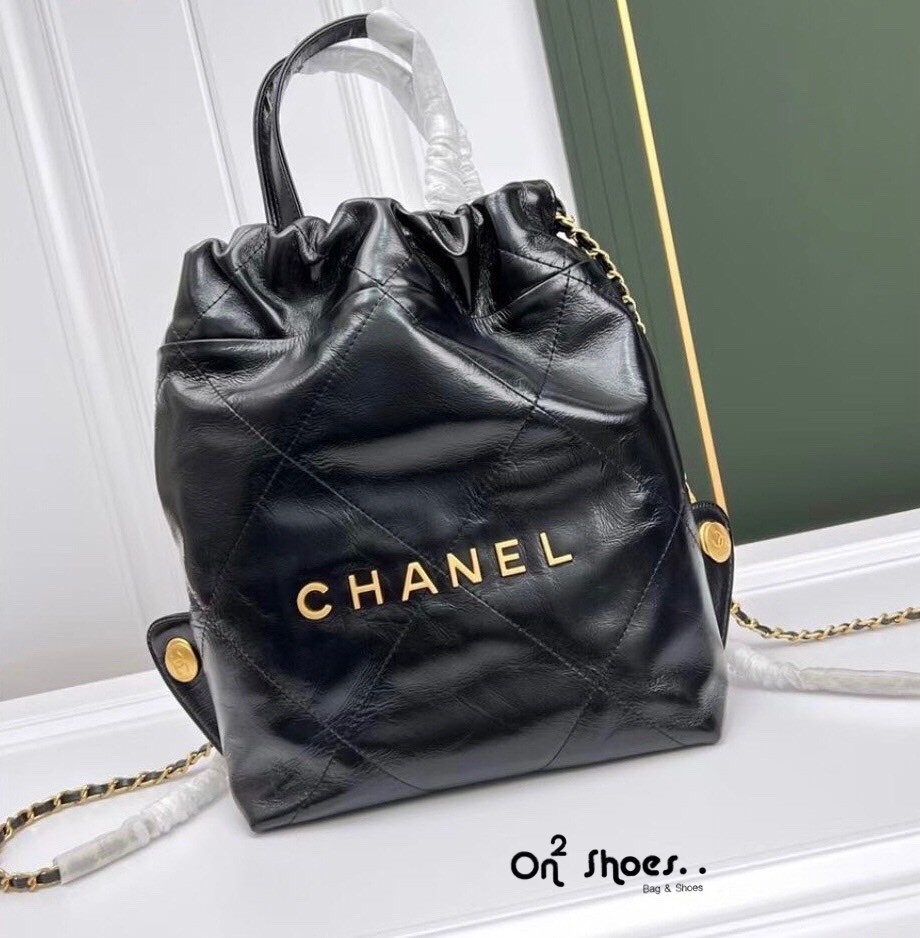 Chanel 22 backpack (small) กระเป๋าสะพายหลัง หนังเคลือบเงาและโลหะสีทองต่อยอดจากรุ่น ss22 ที่ ฮอตข้ามปีเพิ่มขนาดและหูถือยิ่งดูดีไปมากค่ะ
