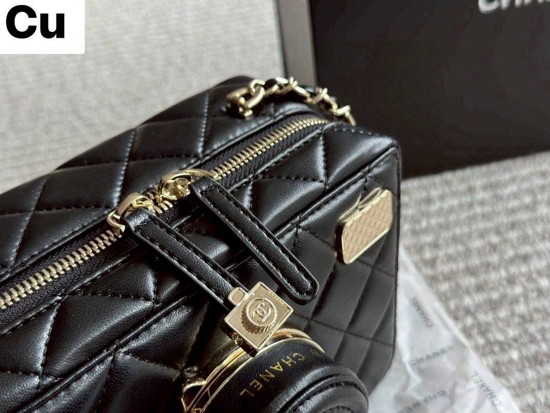 Chanel 24 camera bag Spring 2024 กระเป๋าสะพายทรงกล้อง เก๋มากสุดไอคอนิก ดีไซน์เป็นเอกลักษณ์ ดูแพงเกินเรื่อง มีความโดดเด่นดีไซน์คล้ายเลนส์ด้านหน้าเปิดเป็นกระจกได้