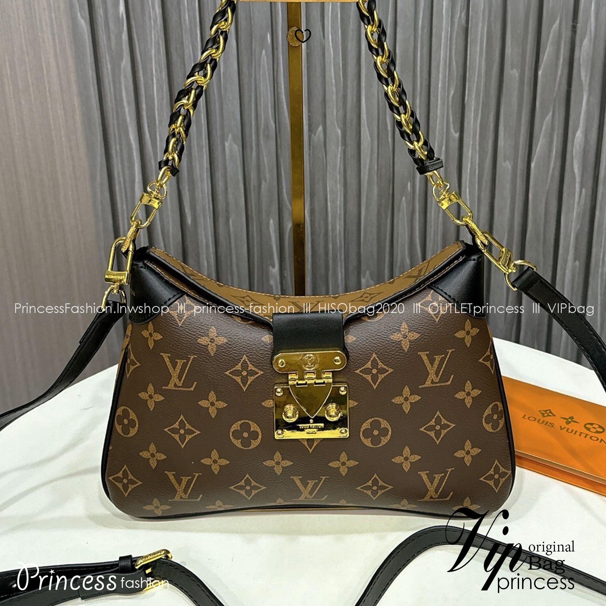 LV Twinny Monogram Reverse Bag กระเป๋าสะพายสุดคลาสสิก สวยหรู แต่งขอบหนังพร้อมตกแต่งตัวล็อกแบบ S Lock สุดไอคอนิกและหูจับสายโซ่ถักอย่างลงตัว มาพร้อมสายสะพายที่ปรับเป็นสายสั้นเพื่อคล้องแขนและสะพายไหล่หรือปรับเป็นสายยาวสำหรับสะพายเฉียง แมตช์ได้กับการแต่งกายทุ