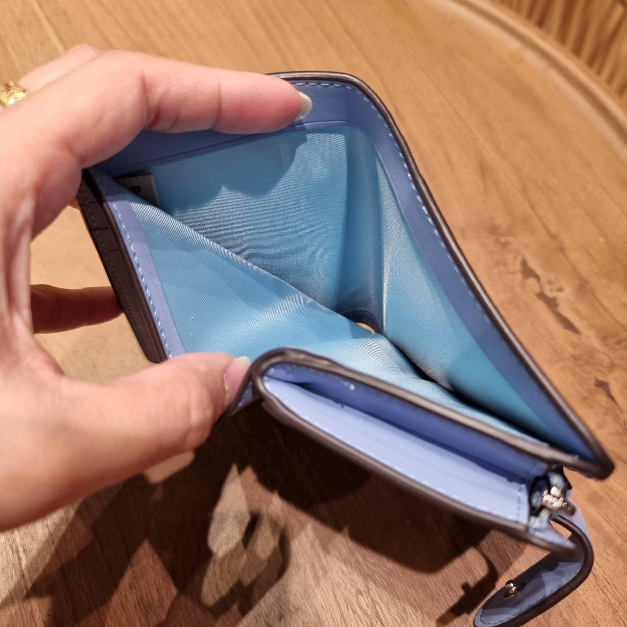 COACH C0082 MEDIUM CORNER ZIP WALLET IN SIGNATURE CANVAS ดีไซน์ใหม่ล่าสุด!! กระเป๋าสตางค์ใบกลาง 👛 ขนาดกำลังเหมาะมือ วัสดุหนังแคนวาสเคลือบลาย ดูแลรักษาง่าย มีช่องใส่บัตรและธนบัตรครบ และช่องซิปแยกไว้ใส่เหรียญ ครบเซ็ทแบบนี้เหมาะส่งต่อเป็นของขวัญที่สุ