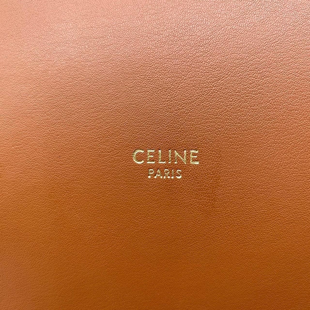 CELINE BUCKET 16 BAG วัสดุ Textile Canvas & CalfSkin ดีไซน์ทรง Bucket ขนาดเล็กน่ารักกำลังดี เนื้อหนาแข็งแรง ภายในกว้าง มาพร้อมหูหิ้วหนังและสายสะพายหนังยาวอะไหล่แบรนด์สีทองสุดหรู