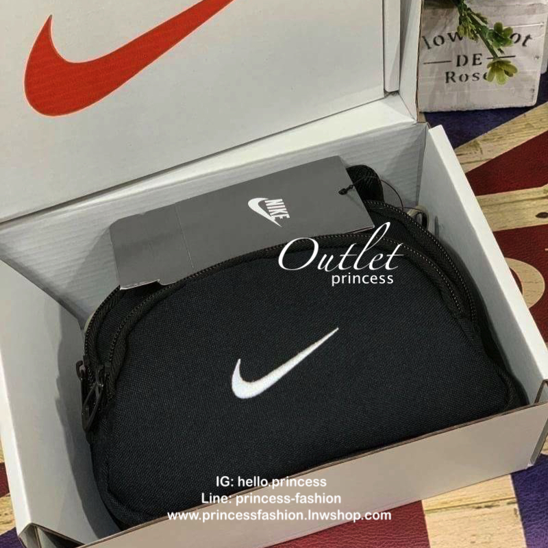 Nike mini swoosh shoulder bag กระเป๋าถือหรือสะพาย ขนาดมินิ ดีไซน์สุดเก๋จากNike แบรนด์sport สายสกรีนโลโก้แบรนด์ปรับระดับฟรีไซส์ได้ มีช่องซิปใช้งานหลายช่อง พร้อมตัวหนีบแบรนด์ในเซทเฉพาะรุ่น ใส่ไอโฟนพลัส ของจุกจิกแยกใส่ได้เป็นสัดส่วน อีกหนึ่งรุ่นลิมิเตทที่ใช้