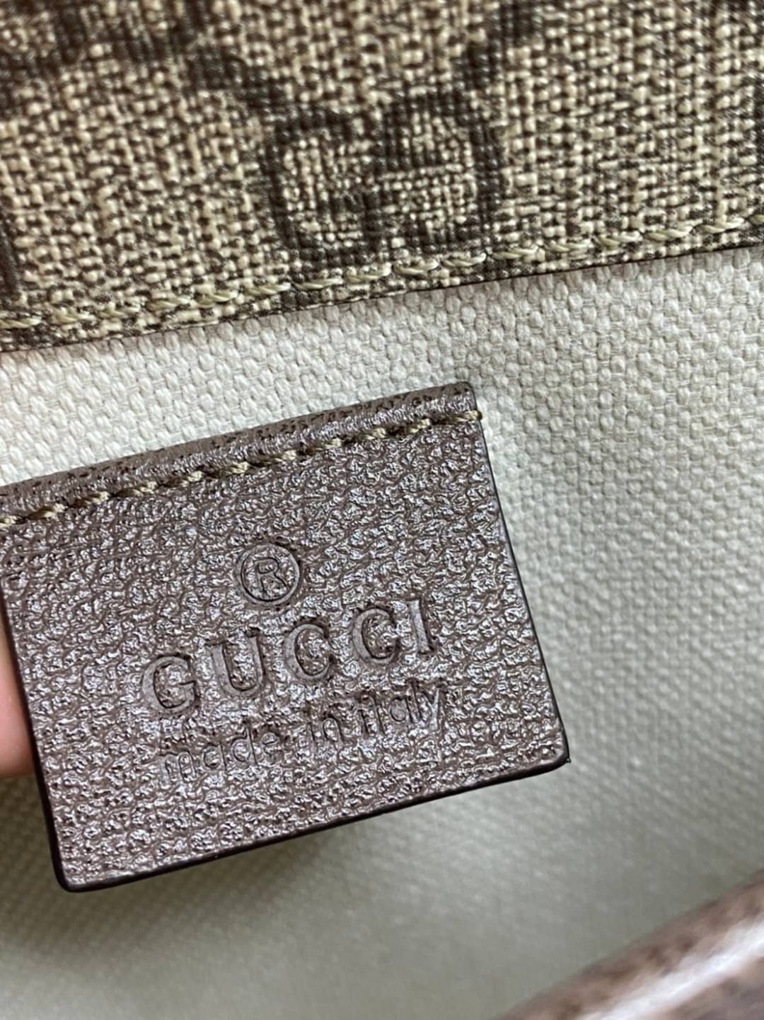 VIP 】หนังแท้ Gucci GG belt bag อีกหนึ่งกระเป๋าคาดอก ที่เป็น unisex และหายากไปอีก ดีไซน์ย้อนยุคยอดฮิต ขนาดกะทัดรัดพกสะดวก วัสดุหนังแคนวาส ทนทาน ภายในเป็นช่องโล่ง ใส่โทรศัพท์ได้ ของจุกๆสำคัญๆได้ สายสะพายปรับได้ตามตัว ใบจริงเห็นแล้วหลงรัก คุ้มค่าที่สุด จัดเล