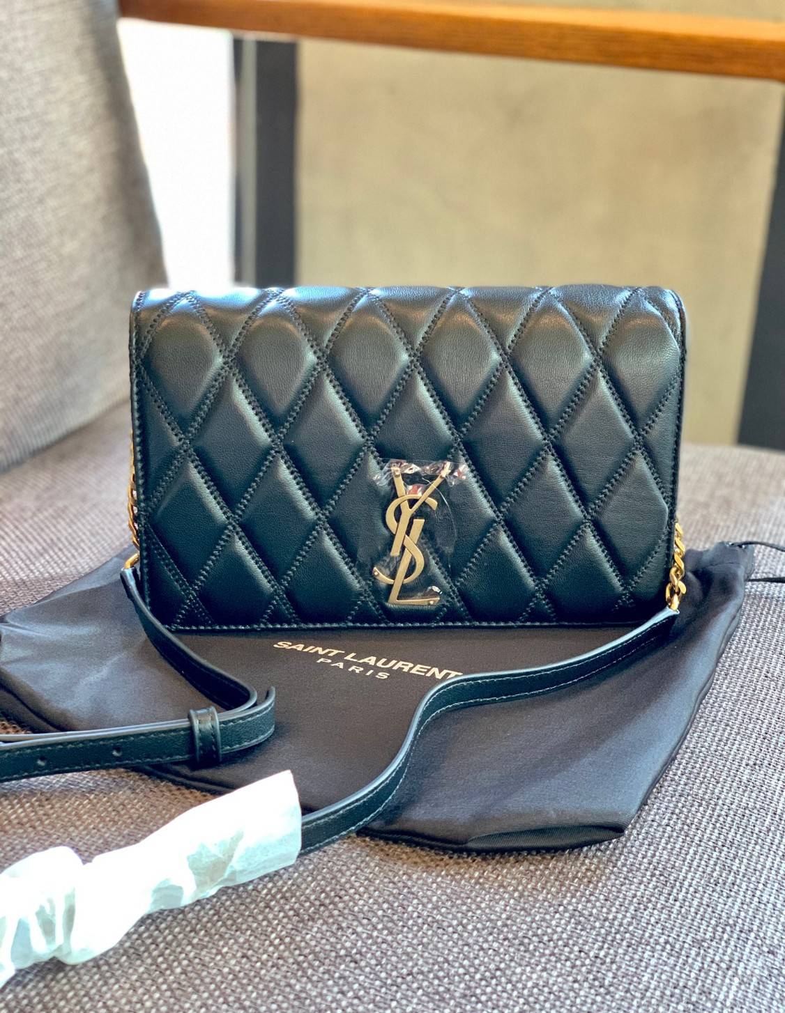 Yves Saint Laurent Shoulder Bag//Clutch Bag พร้อมส่งที่ไทย ทันใช้สงกรานต์นี้กันค่าา! กระเป๋าสะพายข้าง หรือสามารถทบสายเป็นสายคู่เป็นแบบคล้องไหล่ได้และสามารถถอดสายออกถือแบบคลัทออกงานก็ยิ่งสวยโดดเด่นมากๆเลยค่ะ หนังแท้อย่างดี หนังนิ่มน่าใช้ หลงไหลน้องแน่นอนค่