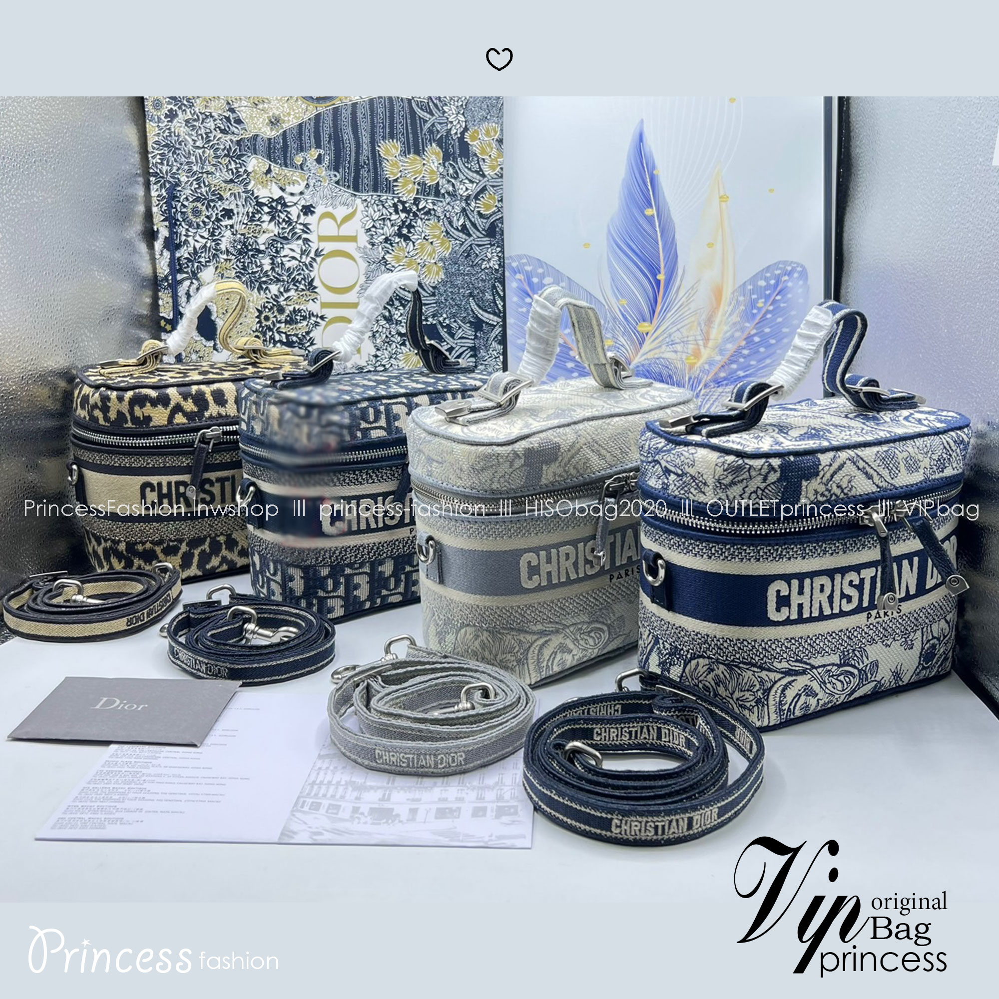 18cm Small DiorTravel Vanity Case กระเป๋าใส่เครื่องสำอาง มาพร้อมกับลวดลาย Oblique ปักอย่างประณีตและประดับด้วยสัญลักษณ์ Christian Dior Paris มาพร้อมสายสะพายและหูจับในตัว ปรับเปลี่ยนใช้งานได้ตามสไตล์