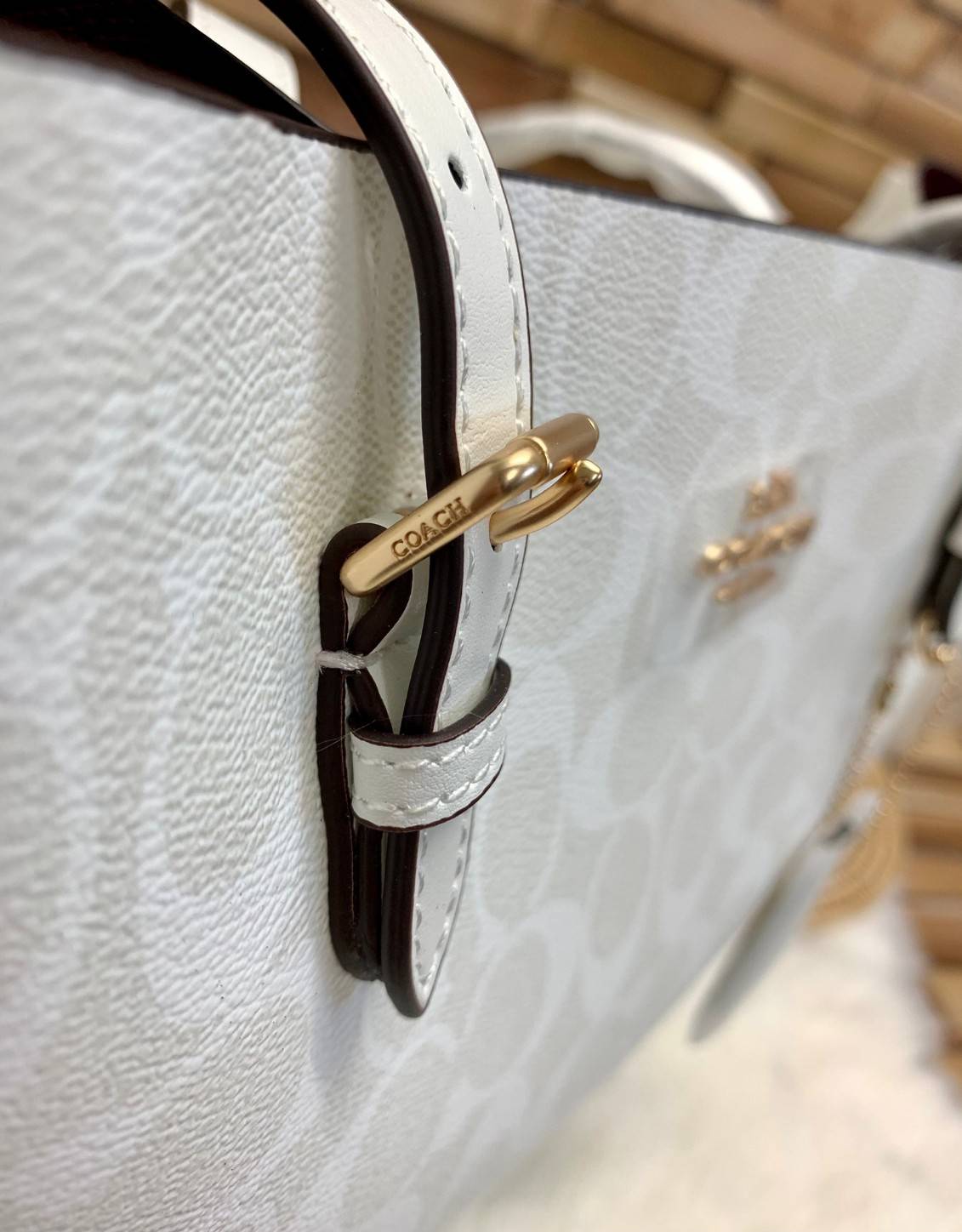 COACH MOLLIE TOTE IN SIGNATURE CANVAS ((1665)) พร้อมส่งอีกครั้ง ห้ามพลาดค่า! กระเป๋าหิ้ว//คล้องไหล่ ใบใหญ่ ทรงTote หนังแท้นิ่มอย่างดีค่ะ ภายในแบ่ง2ช่องใหญ่ สามารถใส่ A4ได้เลย ช่องกว้างมากๆ มีช่องกระเป๋าซิปกลางให้ใส่ของอีกช่องนะคะ