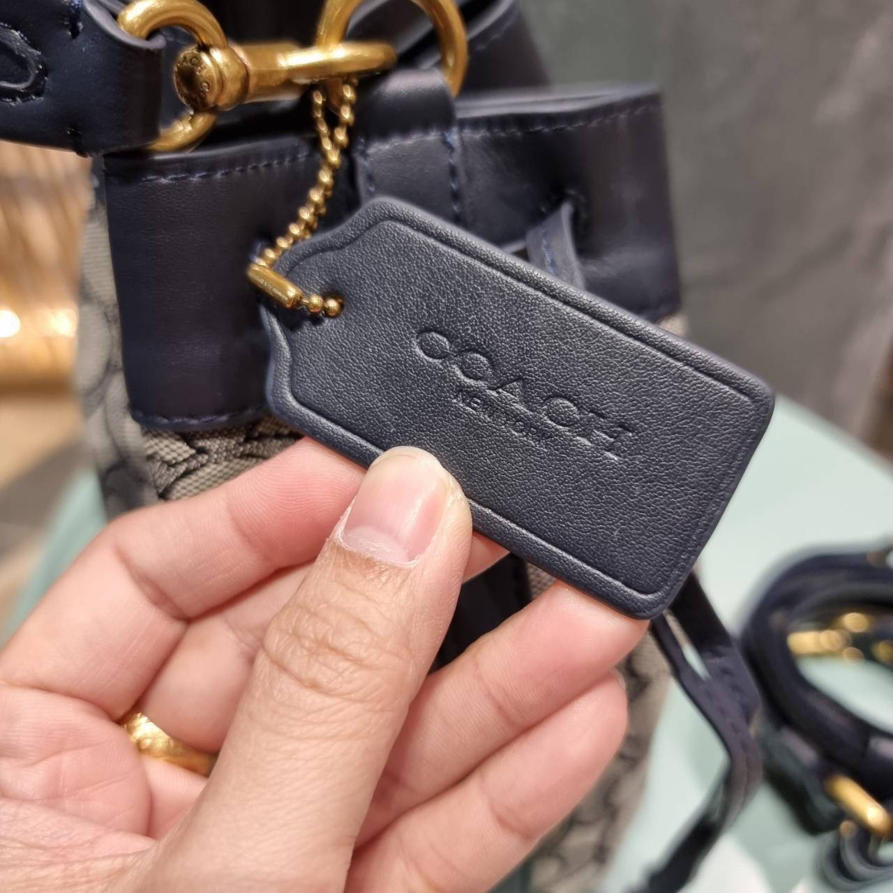 COACH C3853 FIELD BUCKET BAG IN SIGNATURE JACQUARD กระเป๋าสะพายทรงบัคเก็ต รุ่นใหม่ล่าสุด ดีไซน์ลายซิกเนเจอร์บนผ้า jacquard สวยคม เป็นเอกลักษณ์ไม่ซ้ำใคร มาพร้อมสายสะพายผ้าสปอร์ต และสายสั้นสำหรับคล้องแขนได้ สามารถรูดปิดปากกระเป๋าด้วยหนังรอบใบ เพิ่มดีเทลให้ต