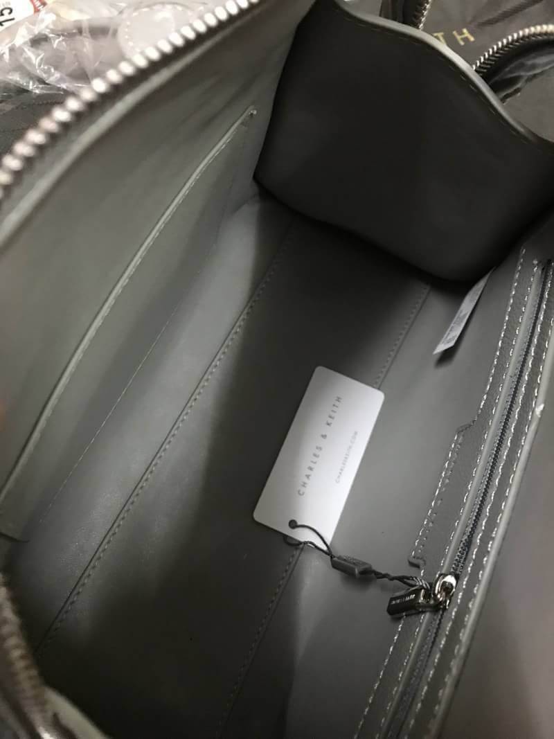 CHARLES & KEITH DOUBLE ZIP TRAPEZE (M) Best seller! กระเป๋าถือหรือสะพาย ขนาดกำลังดี น้ำหนักเบา ด้านบนเปิดปิดด้วยซิปคู่ ภายในบุหนัง จุได้เยอะ ใส่ mini iPad,กระเป๋าสตางค์ยาวได้ มีช่องเล็ก และช่องซิป มีแผ่นรองฐานวางอยู่ทรง มาพร้อมสายสะพายยาว ถอด ปรับระดับได้