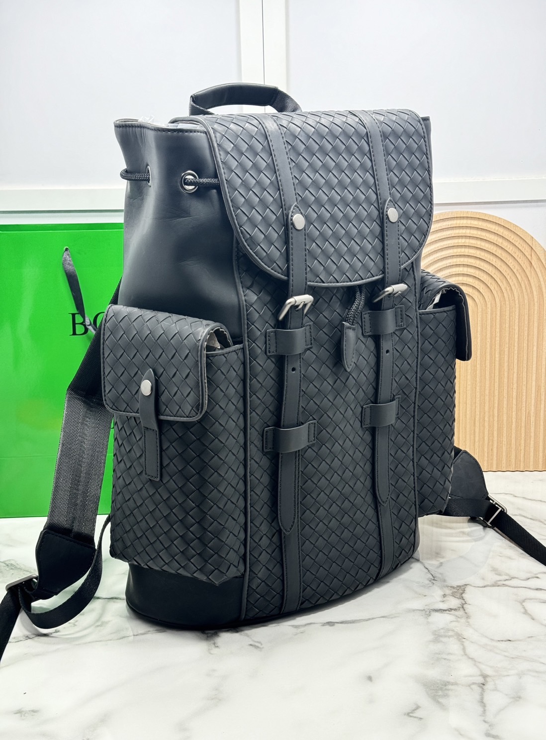 ORI หนังแท้ | Bottega Veneta Shadow Signature Flap Backpack กระเป๋าเป้ กระเป๋าสะพายหลัง โดดเด่นด้วยงานสานตารางสวยคลาสสิคเรียบหรูเป็นเอกลักษณ์ ดีไซน์เรียบง่าย แต่ดูแพง กิมมิคที่ใครๆก็อยากเป็นเจ้าของ