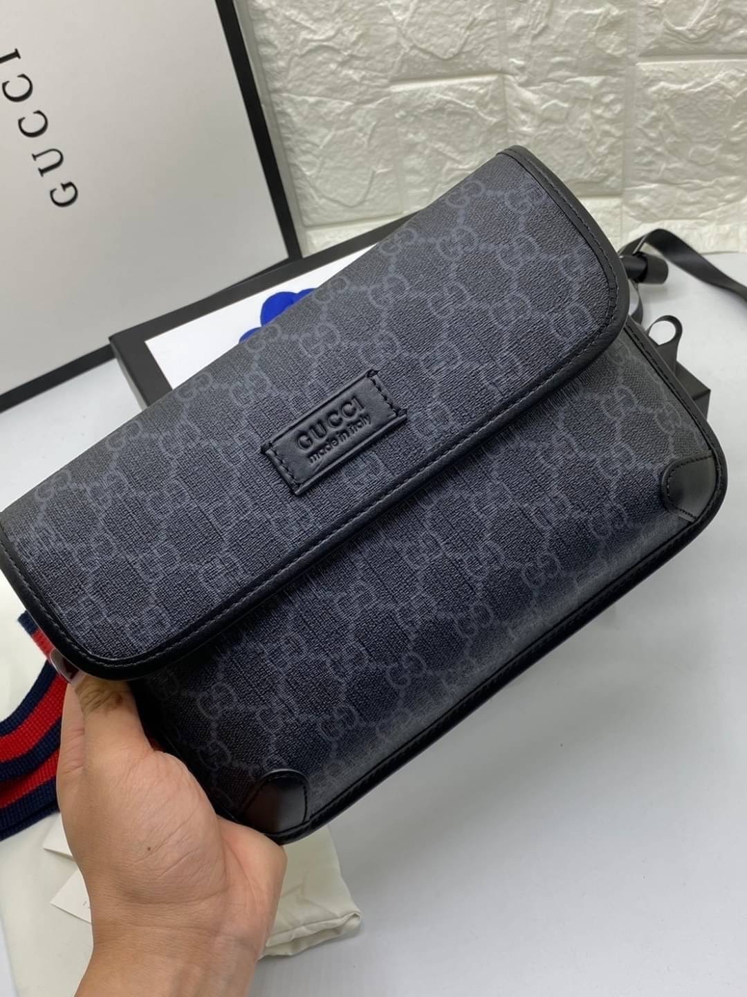 VIP 】หนังแท้ Gucci GG belt bag อีกหนึ่งกระเป๋าคาดอก ที่เป็น unisex และหายากไปอีก ดีไซน์ย้อนยุคยอดฮิต ขนาดกะทัดรัดพกสะดวก วัสดุหนังแคนวาส ทนทาน ภายในเป็นช่องโล่ง ใส่โทรศัพท์ได้ ของจุกๆสำคัญๆได้ สายสะพายปรับได้ตามตัว ใบจริงเห็นแล้วหลงรัก คุ้มค่าที่สุด จัดเล