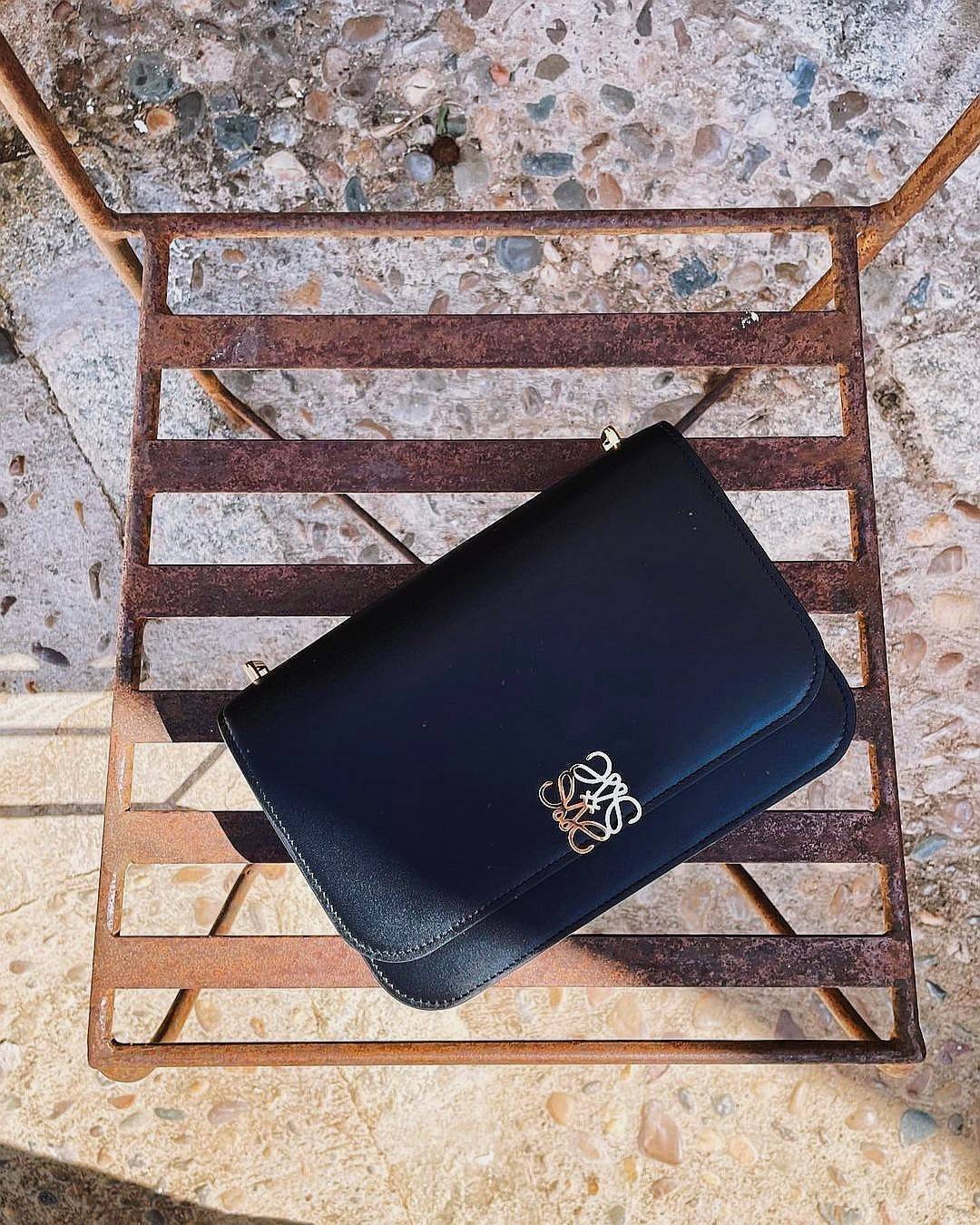 LOEWE CROSSBODYBAG VIP GIFT WITH PURCHASE (GWP) กระเป๋าสะพายพรีเมี่ยมกิ๊ฟ Limited Edition จากน้ำหอม LOEWE DUTY FREE วัสดุหนังแท้ Calf Leather หนังเรียบสวยอยู่ทรงดีไซน์สุดคลาสสิค เปิดปิดด้วยฝาปิดโลโก้แบรนด์อะไหล่ทองหรู ภายในมีช่องแบ่งหลายช่องแยกเป็นสัดส่วน