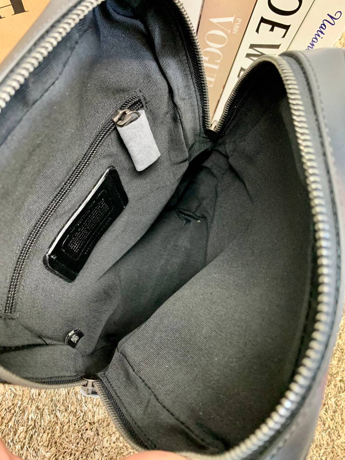 ใหม่ล่าสุด คุณผู้ชายห้ามพลาดเลยค่าา COACH GRAHAM PACK IN SIGNATURE ((89937)) พร้อมส่งที่ไทยค่ะ! กระเป๋าคาดอก สามารถคาดด้านหน้าหรือด้านหลังได้ตามแต่สะดวกค่ะ หนังแท้นิ่ม ทรงสวยมากๆค่ะสำหรับรุ่นนี้! มีช่องซิปตอนหน้าหนึ่งช่อง;ช่องหลักเปิดปิดแบบซิปคู่ ภายในโล่