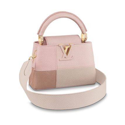 LV capucines mini top handle VIP ที่สุดของความสวยในราคาเบาๆ กระเป๋าถือสุดหรู ดีไซน์ทรงคลาสสิค ที่รอบนี้มาในไซส์มินิ ดีงามม้ากกกก!! มาพร้อมหูจับในตัว ด้วยรูปทรงวินเทจและวัสดุหนังลูกวัว ขับผิว ทำให้ไอเท็มนี้สะกดทุกสายตาจริงๆ และยังมีลูกเล่นที่ฝาปิดกระเป๋า ท