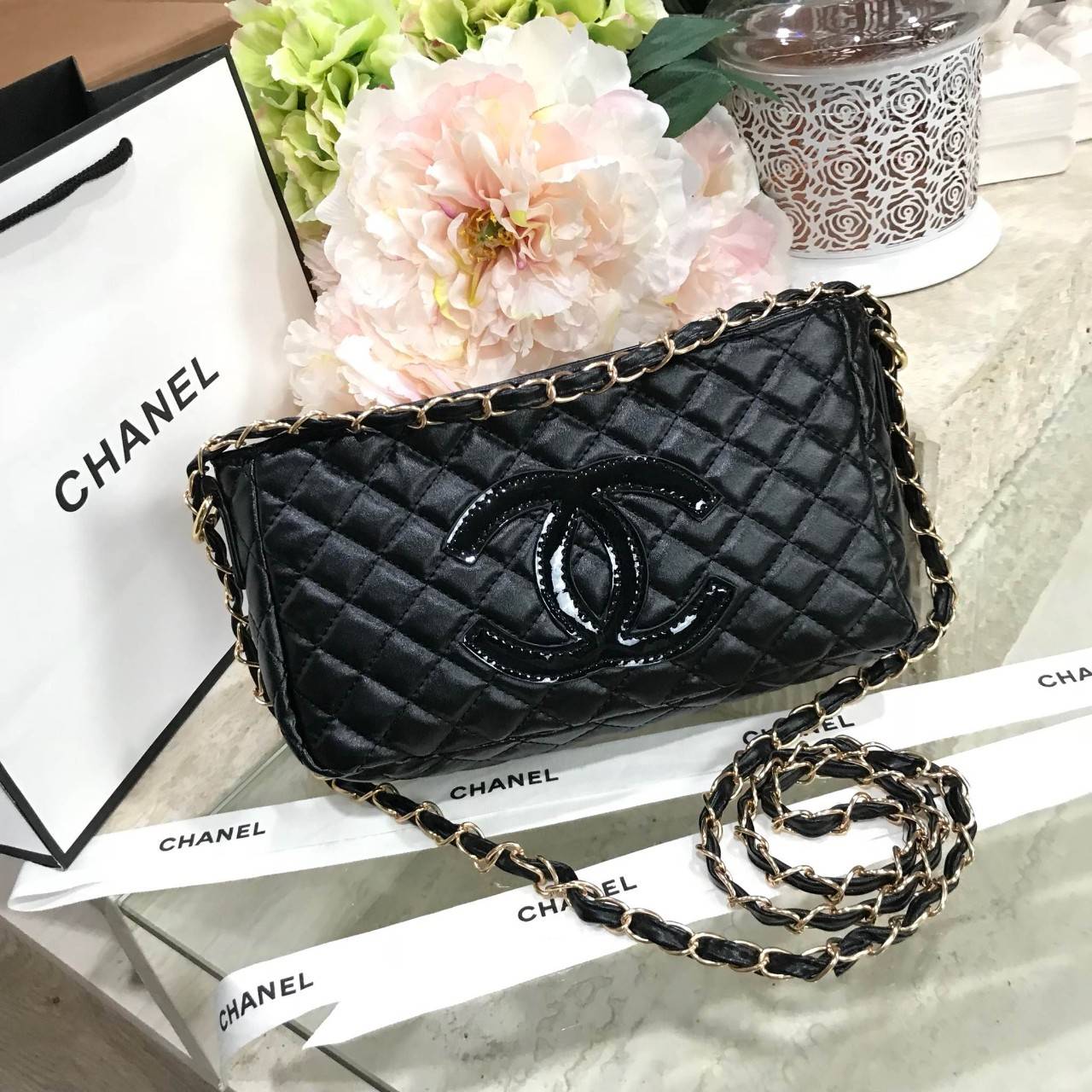NEW ARRIVAL! Chanel Clutch Bag With Chain VIP Gift With Purchase (GWP) กระเป๋าสะพายพรีเมี่ยมกิ้ฟของแท้จาก Chanel Perfume Counter รุ่น Limited Edition วัสดุหนังลายตารางทรงเหลี่ยมเปิดปิดด้วยซิปแบรนด์อะไหล่ทอง ขนาดกำลังดี น้ำหนักเบา ภายในโล่ง ซับในลายเเบรนด์